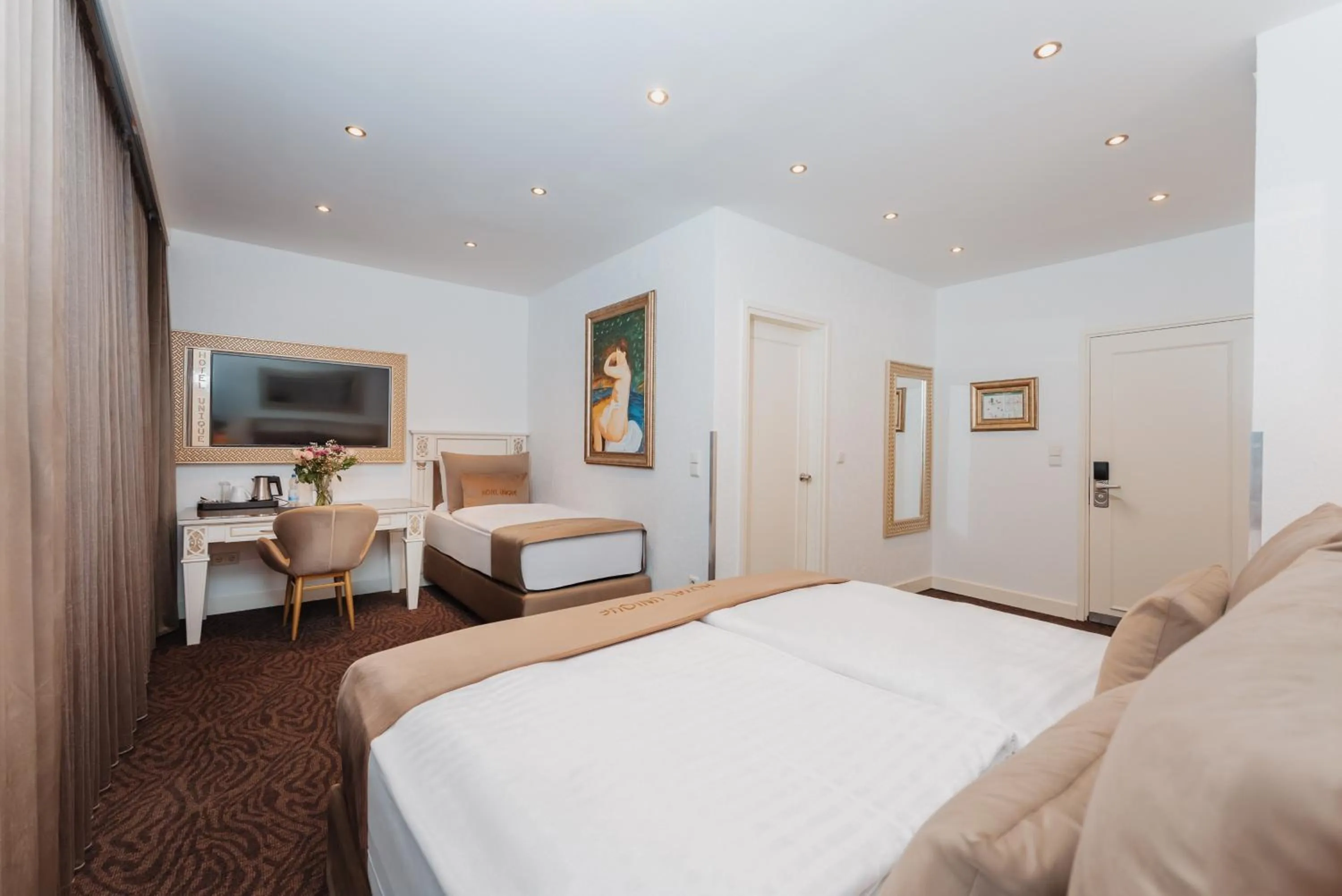 Photo of the whole room, Bed in Hotel Unique Dortmund Hauptbahnhof