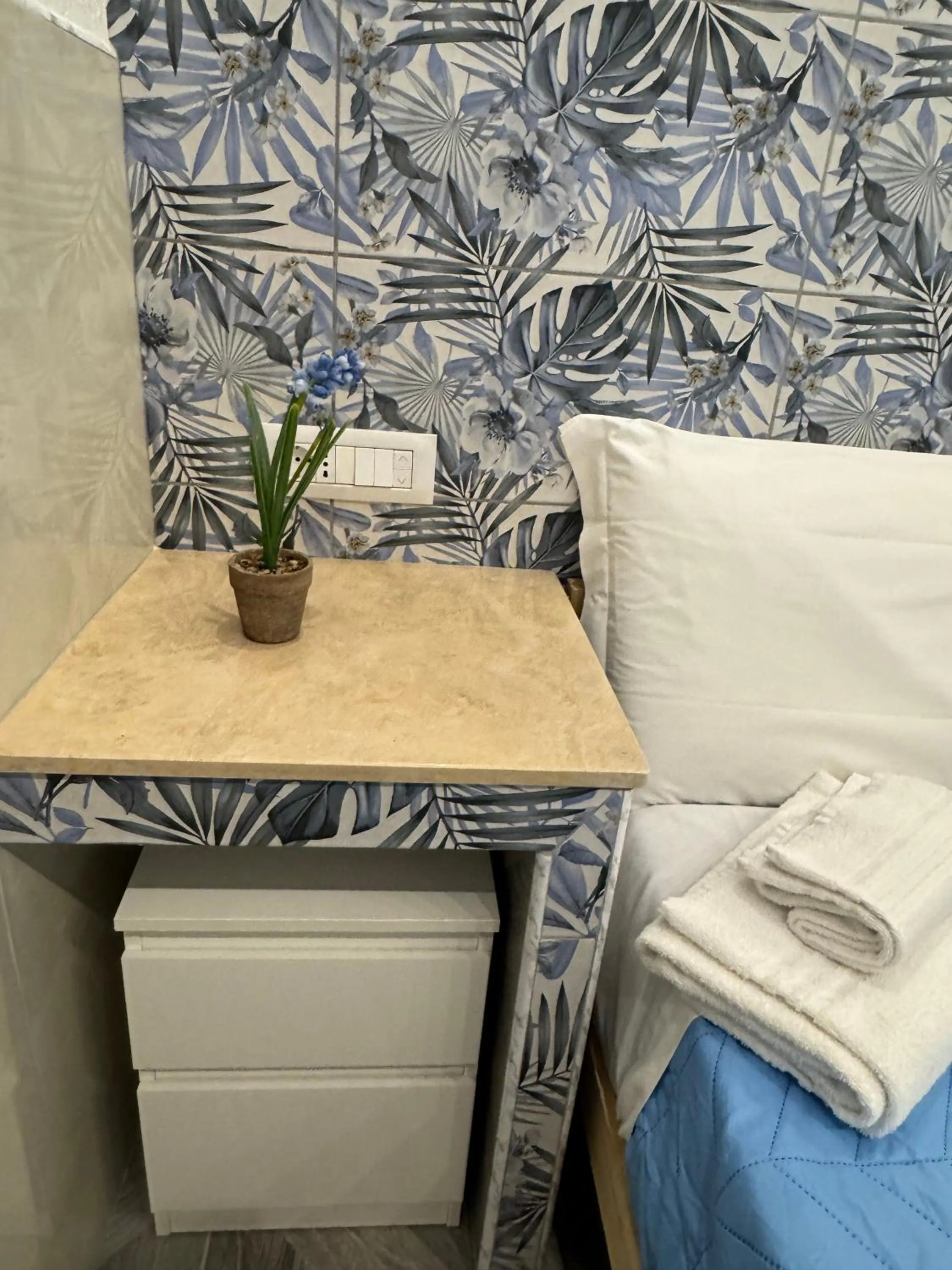 Bedroom, Bed in Fashion Lux