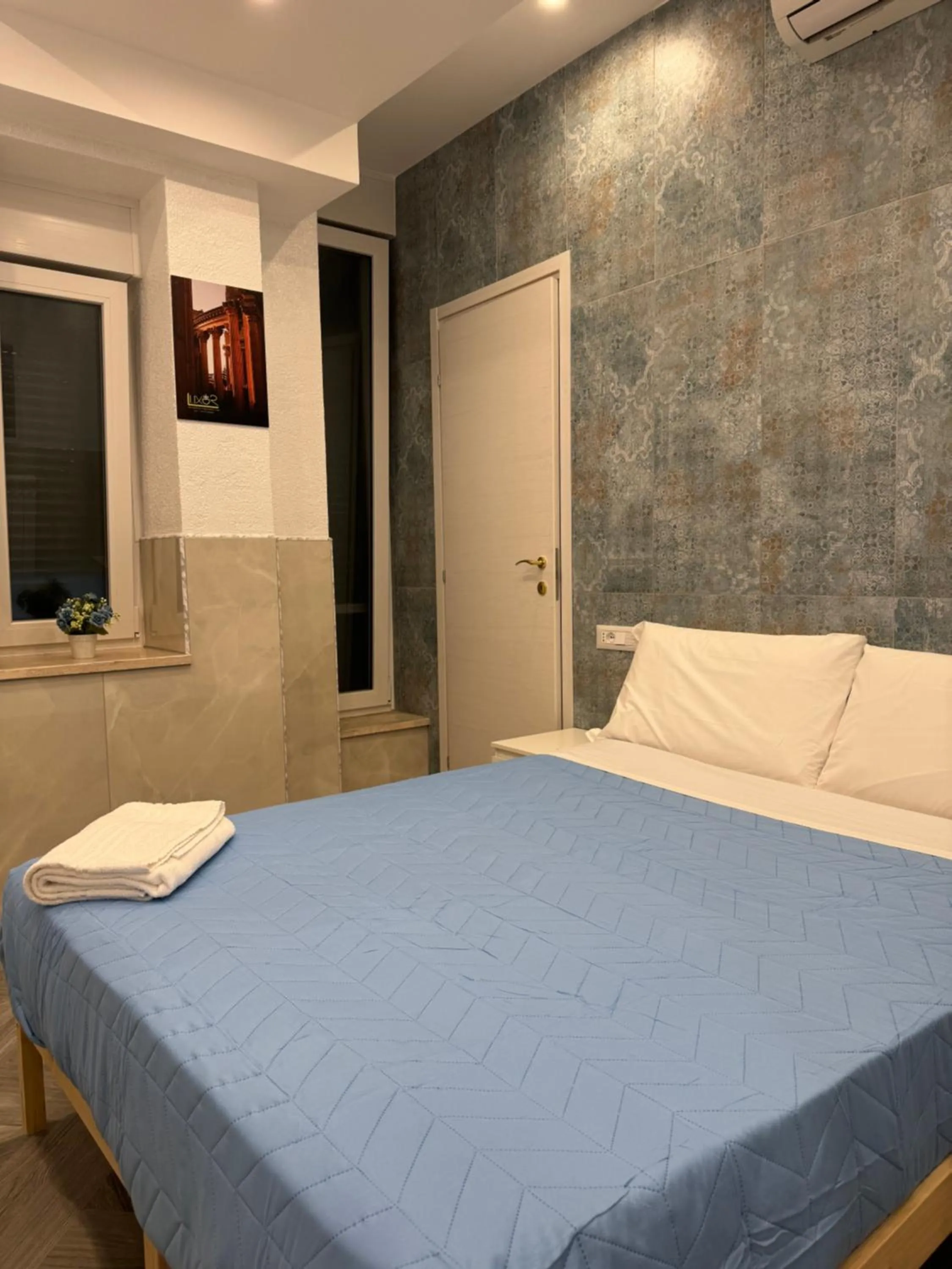 Bedroom, Bed in Fashion Lux