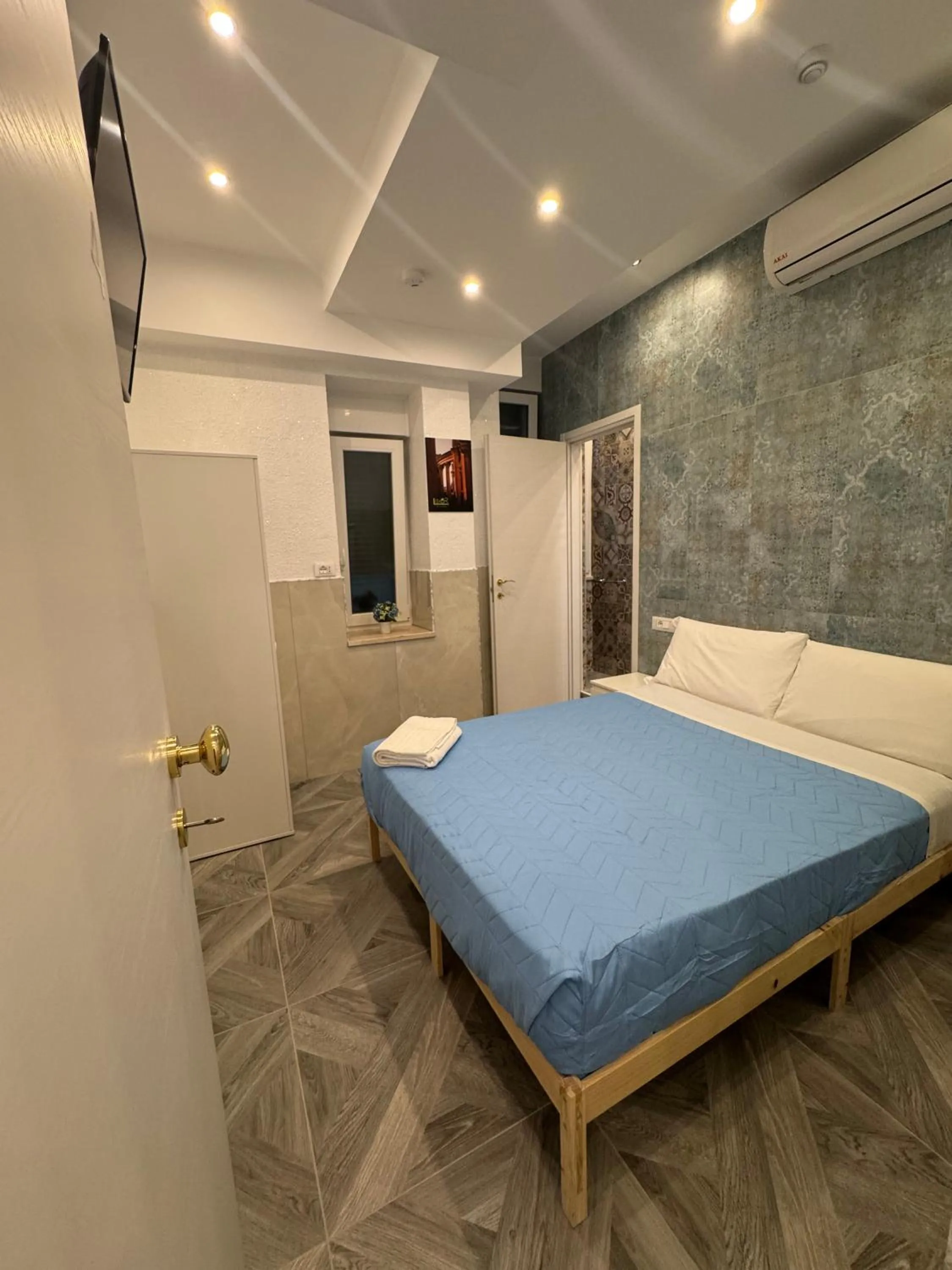 Bedroom, Bed in Fashion Lux