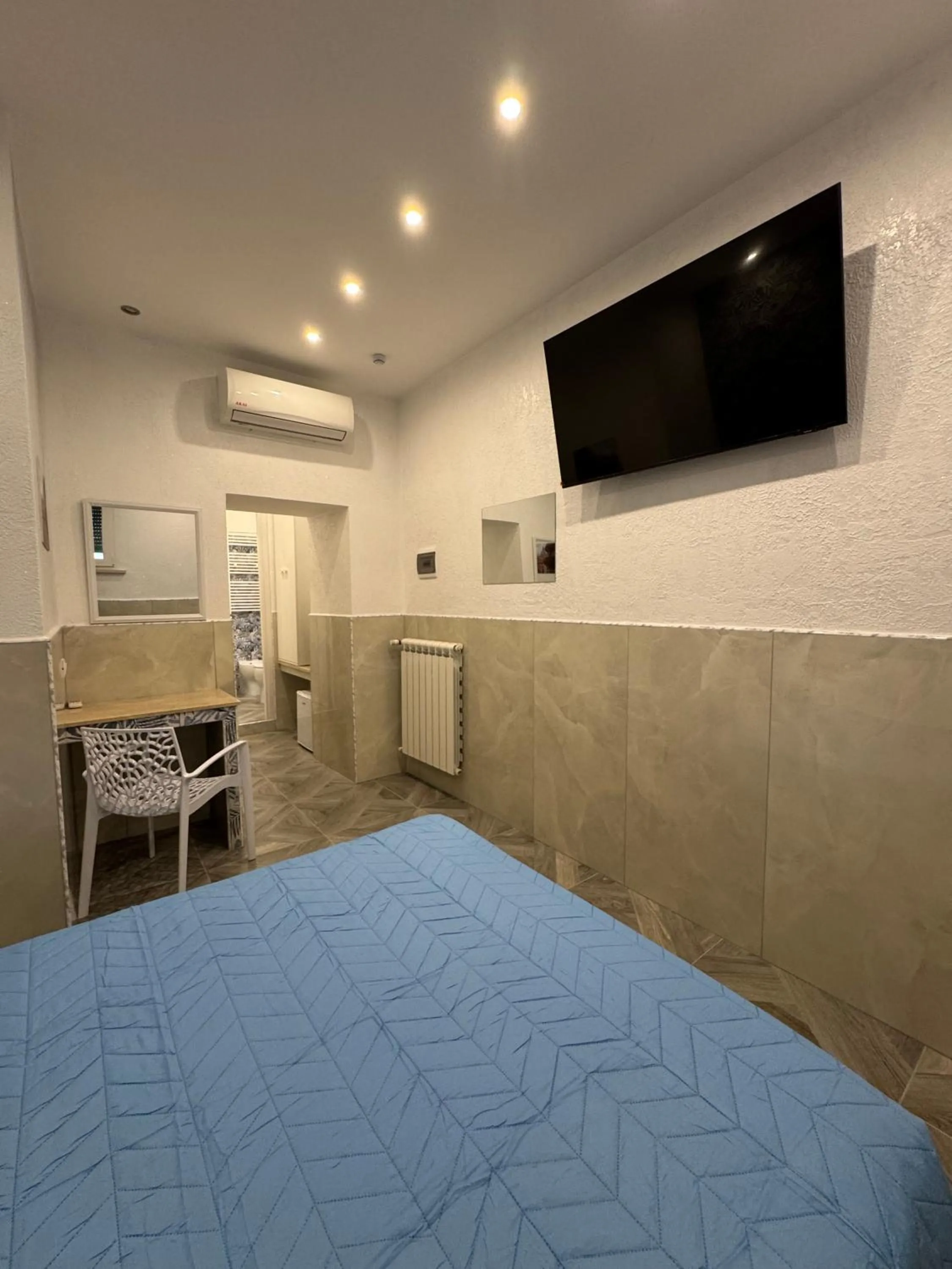 Bedroom, Bed in Fashion Lux