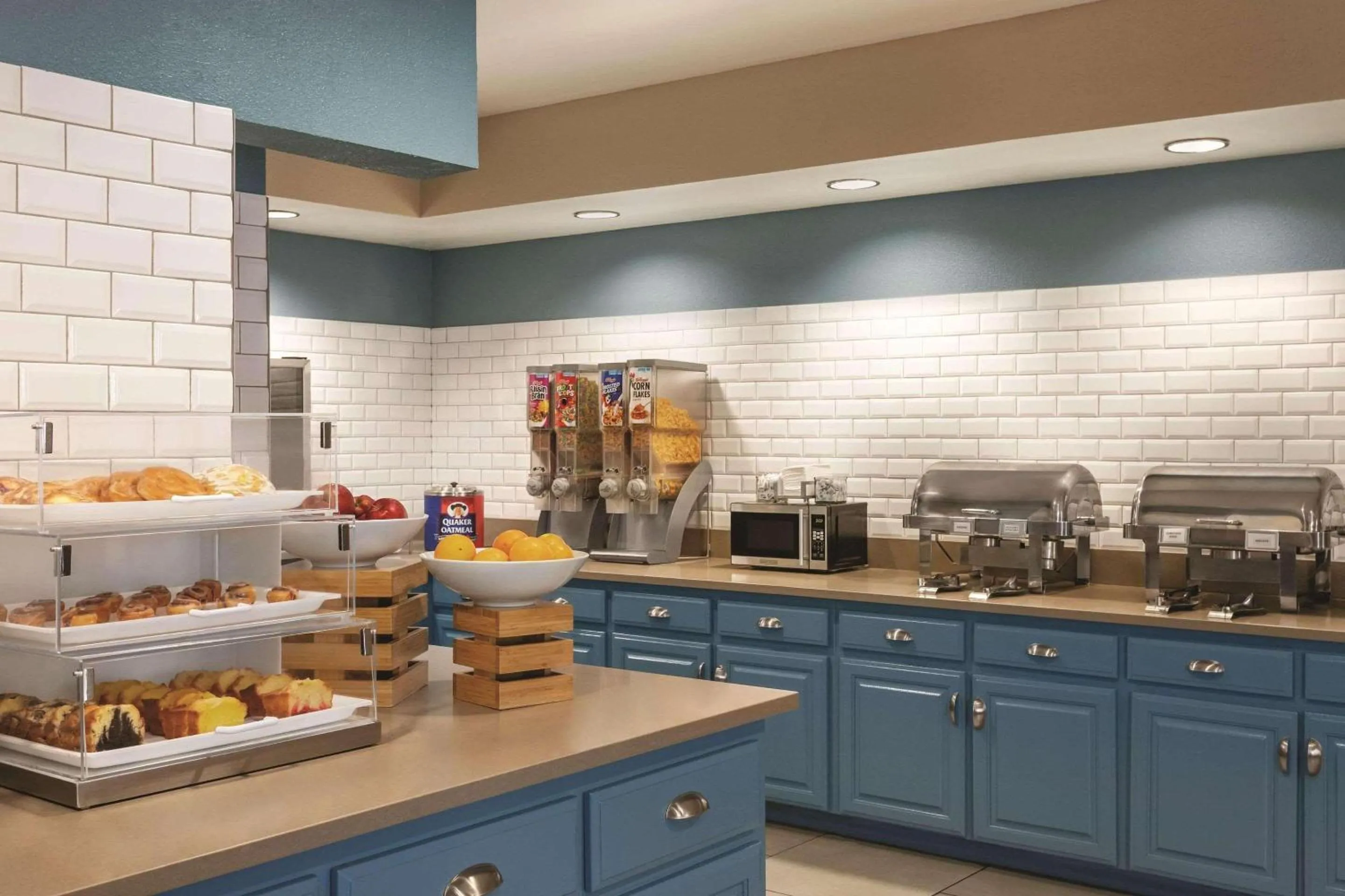 Breakfast in Country Inn & Suites by Radisson, Nashville Airport East, TN