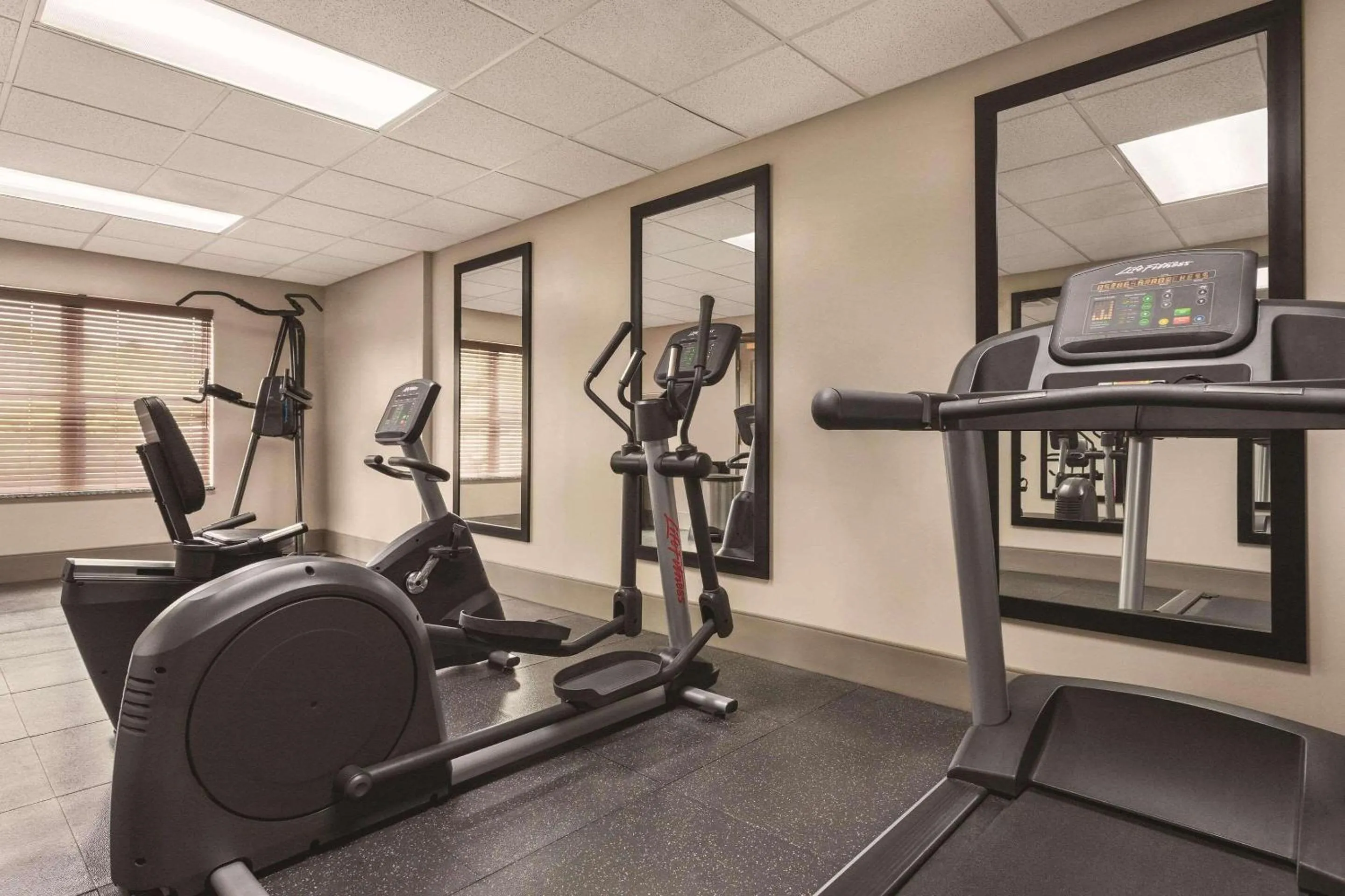 Fitness centre/facilities in Country Inn & Suites by Radisson, Nashville Airport East, TN