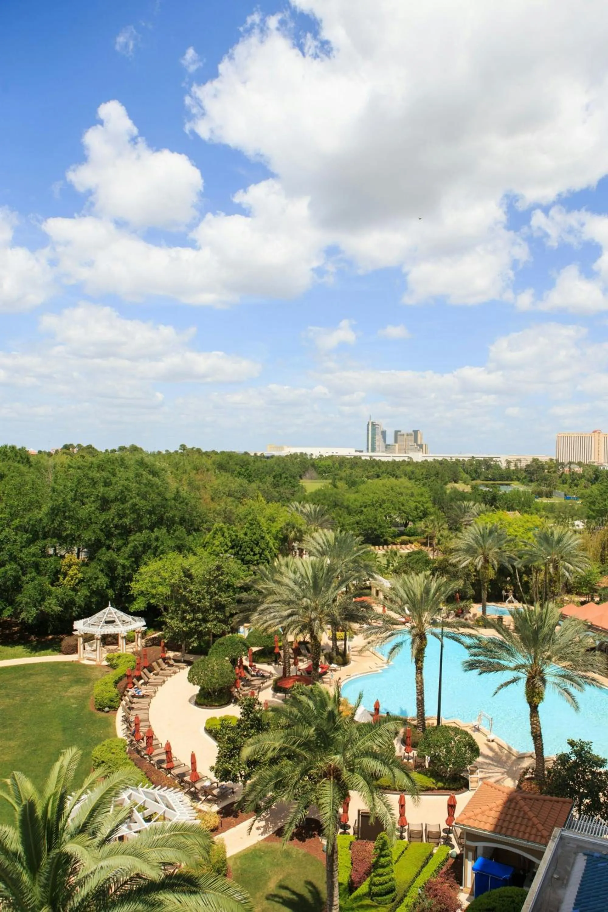 Swimming pool in Renaissance Orlando at SeaWorld®