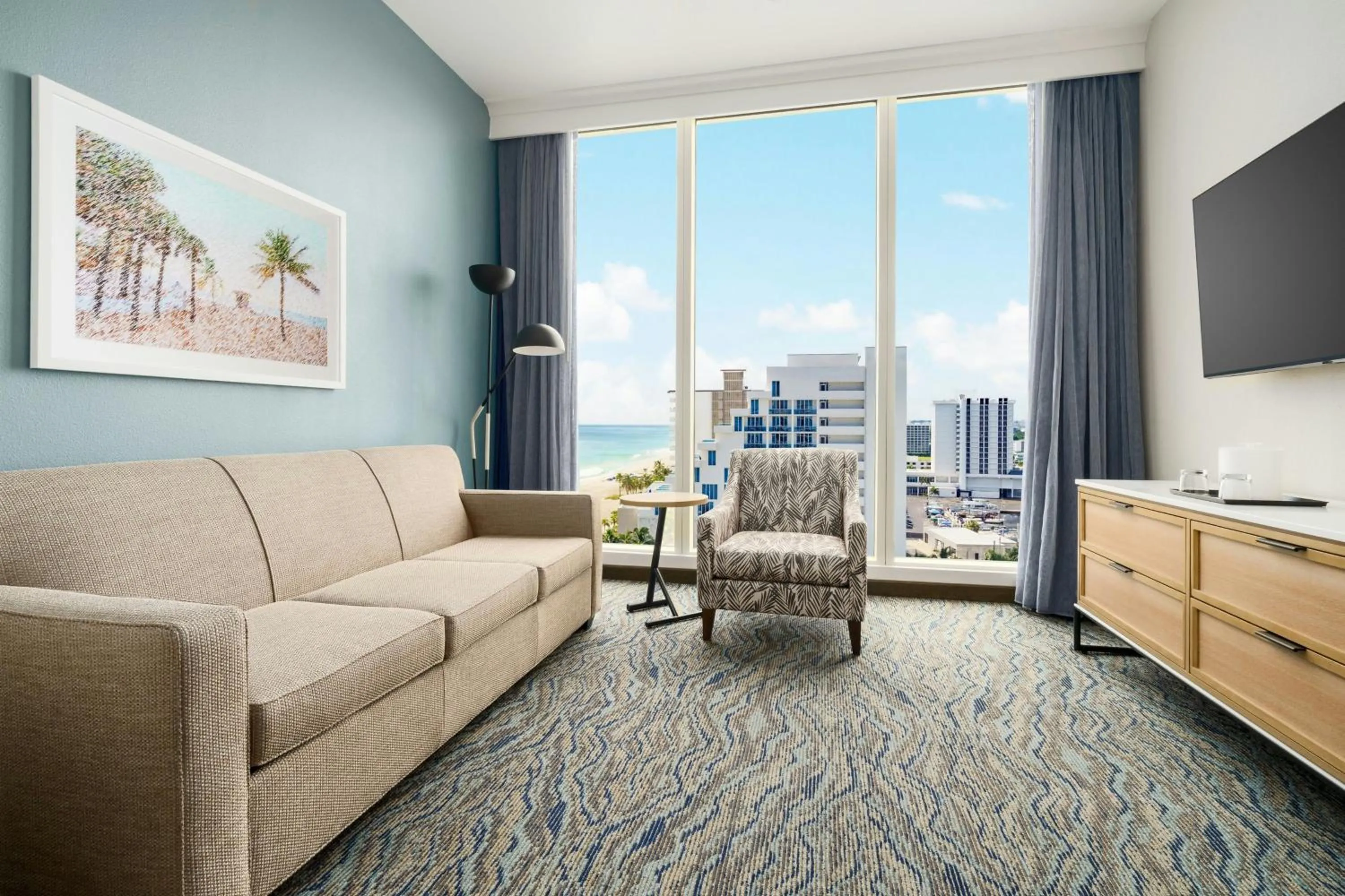 Bedroom in Courtyard by Marriott Oceanside Fort Lauderdale Beach