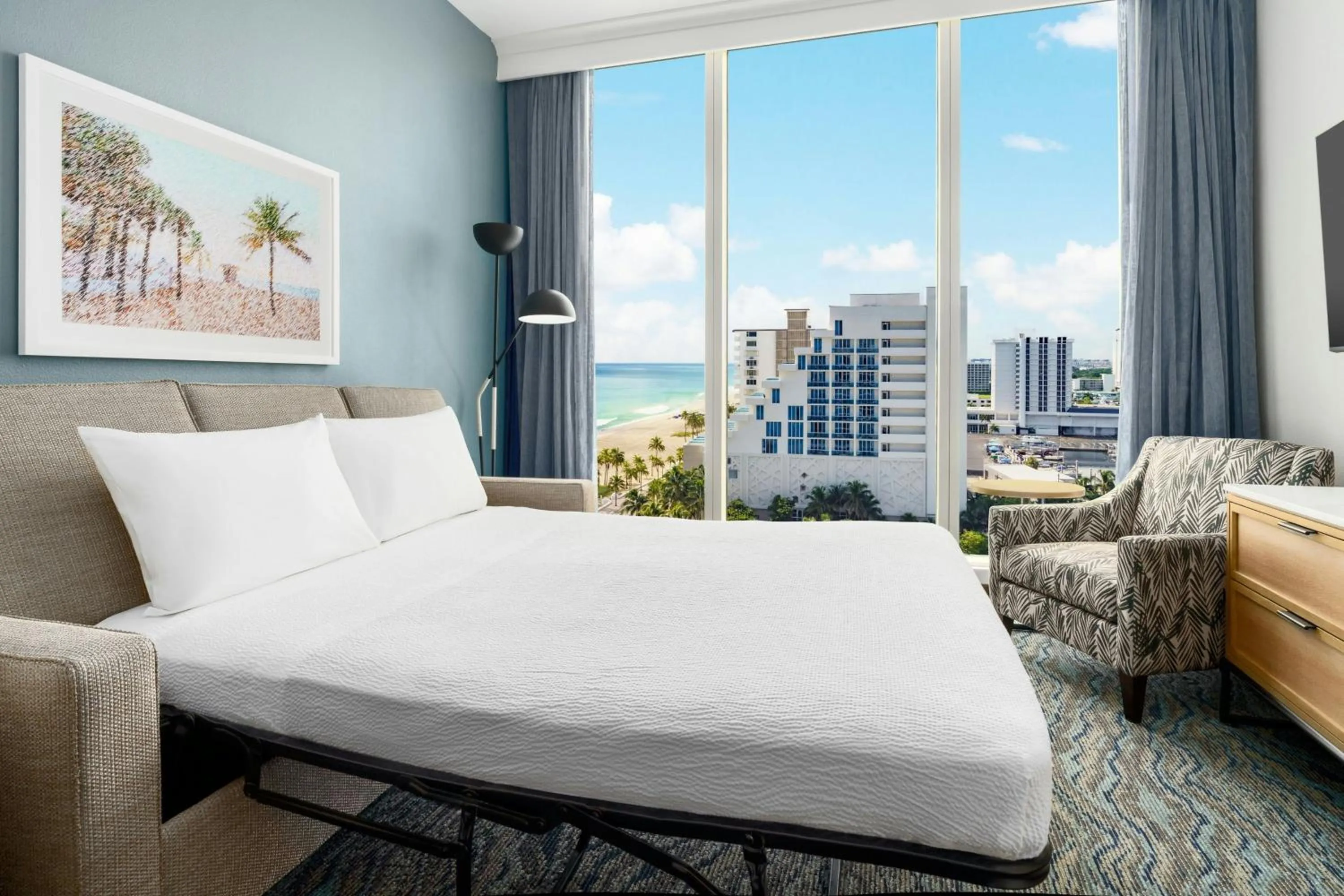 Bedroom, Bed in Courtyard by Marriott Oceanside Fort Lauderdale Beach