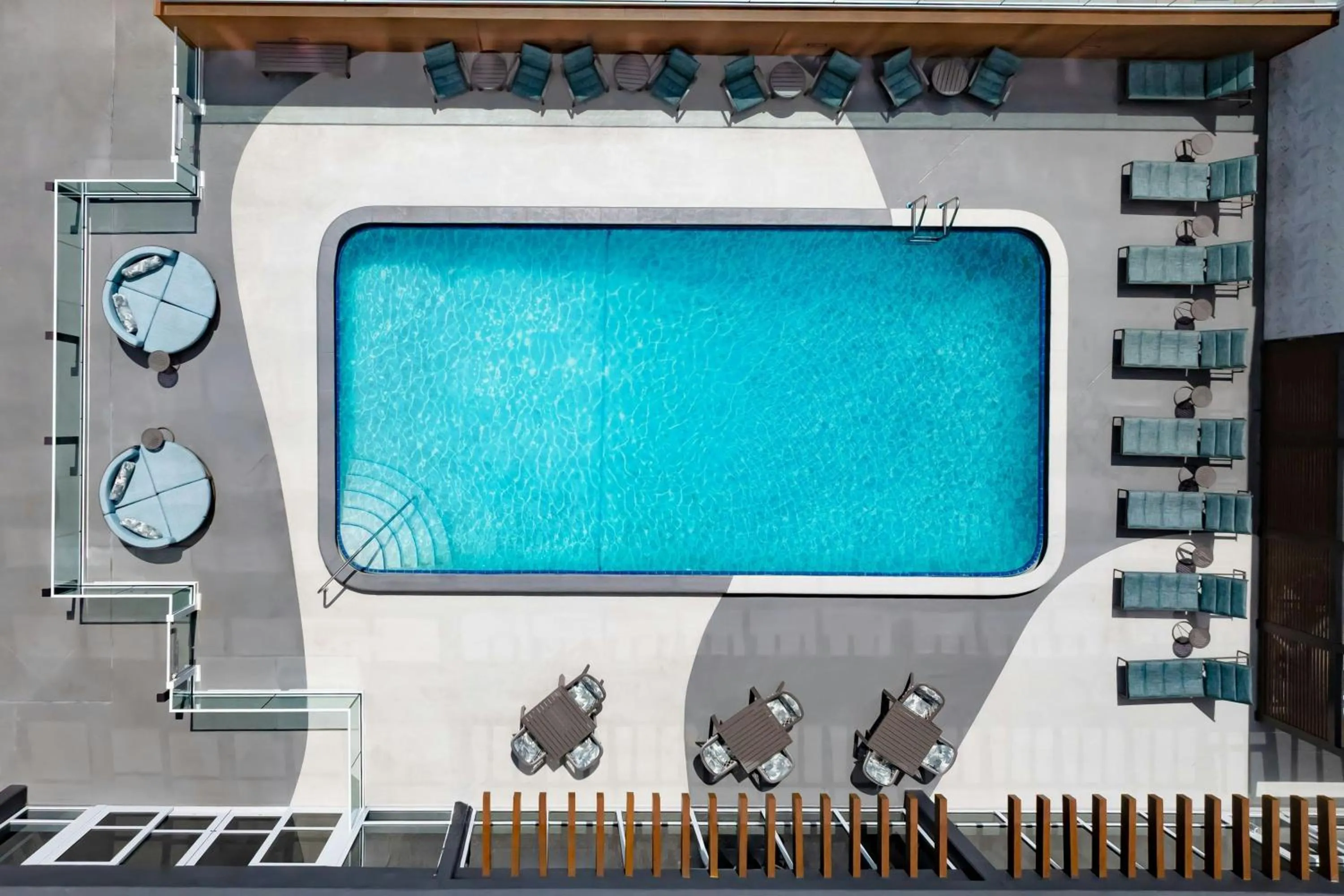 Swimming pool in Courtyard by Marriott Oceanside Fort Lauderdale Beach