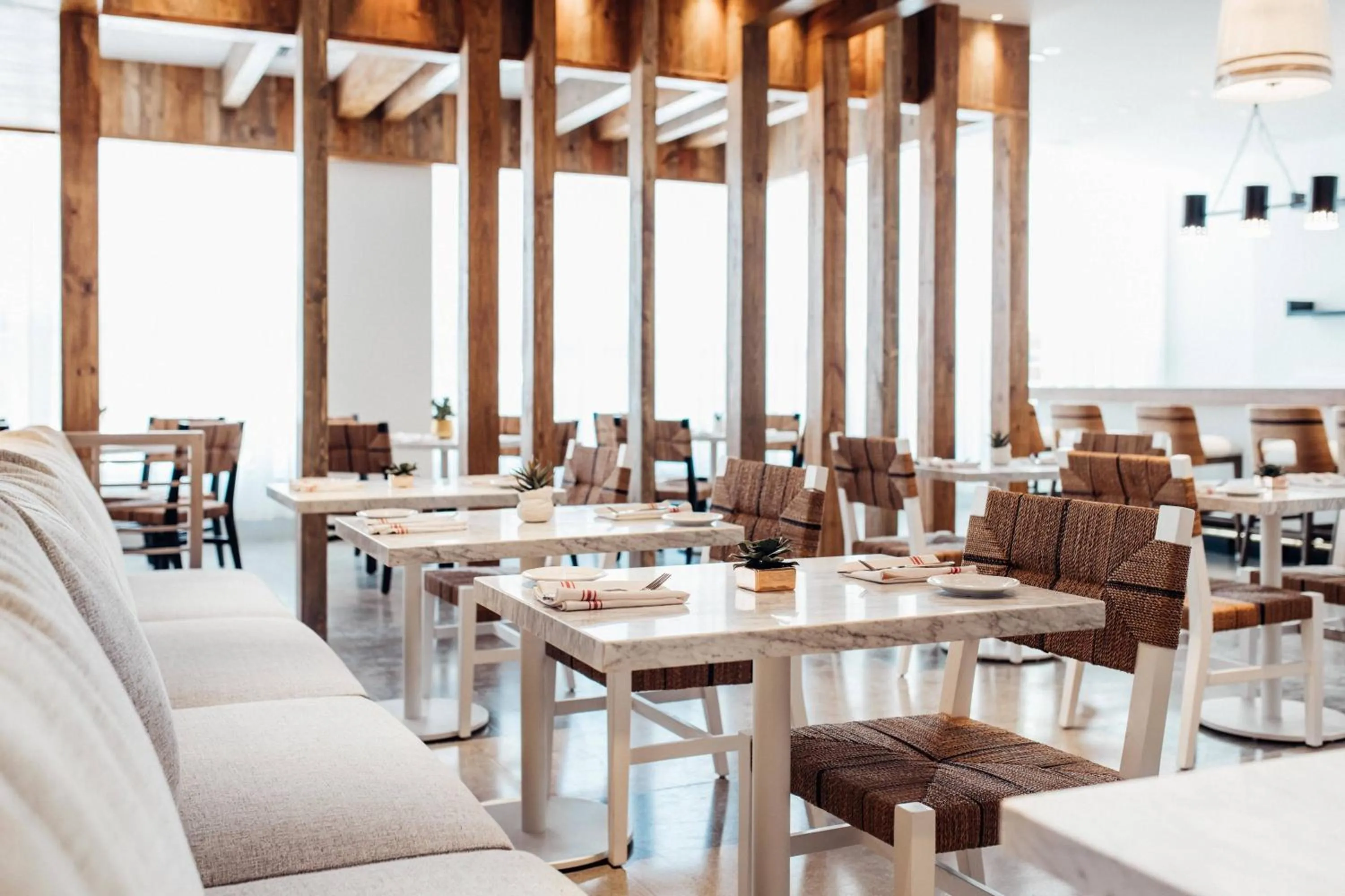 Restaurant/places to eat in Cadillac Hotel & Beach Club, Autograph Collection