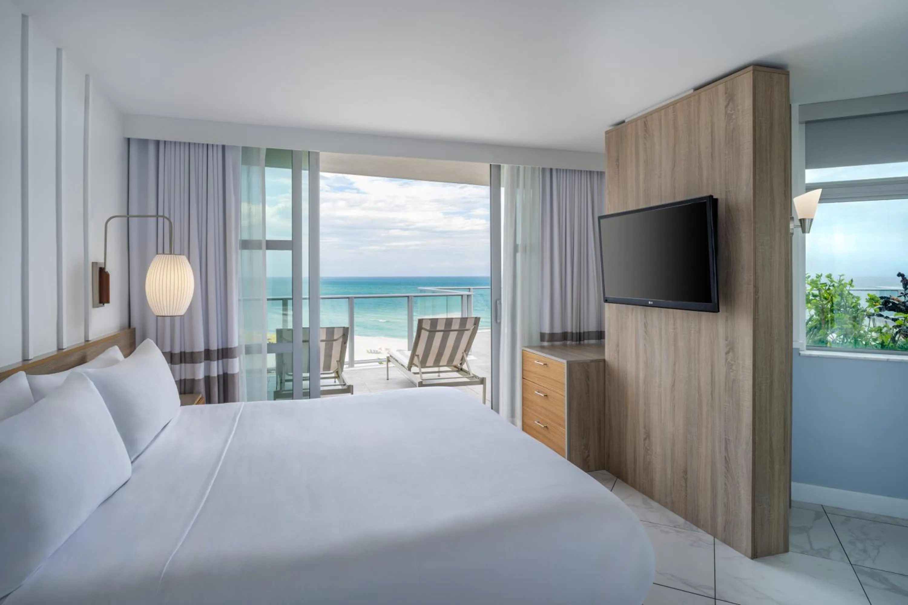 Bedroom, Bed in Cadillac Hotel & Beach Club, Autograph Collection