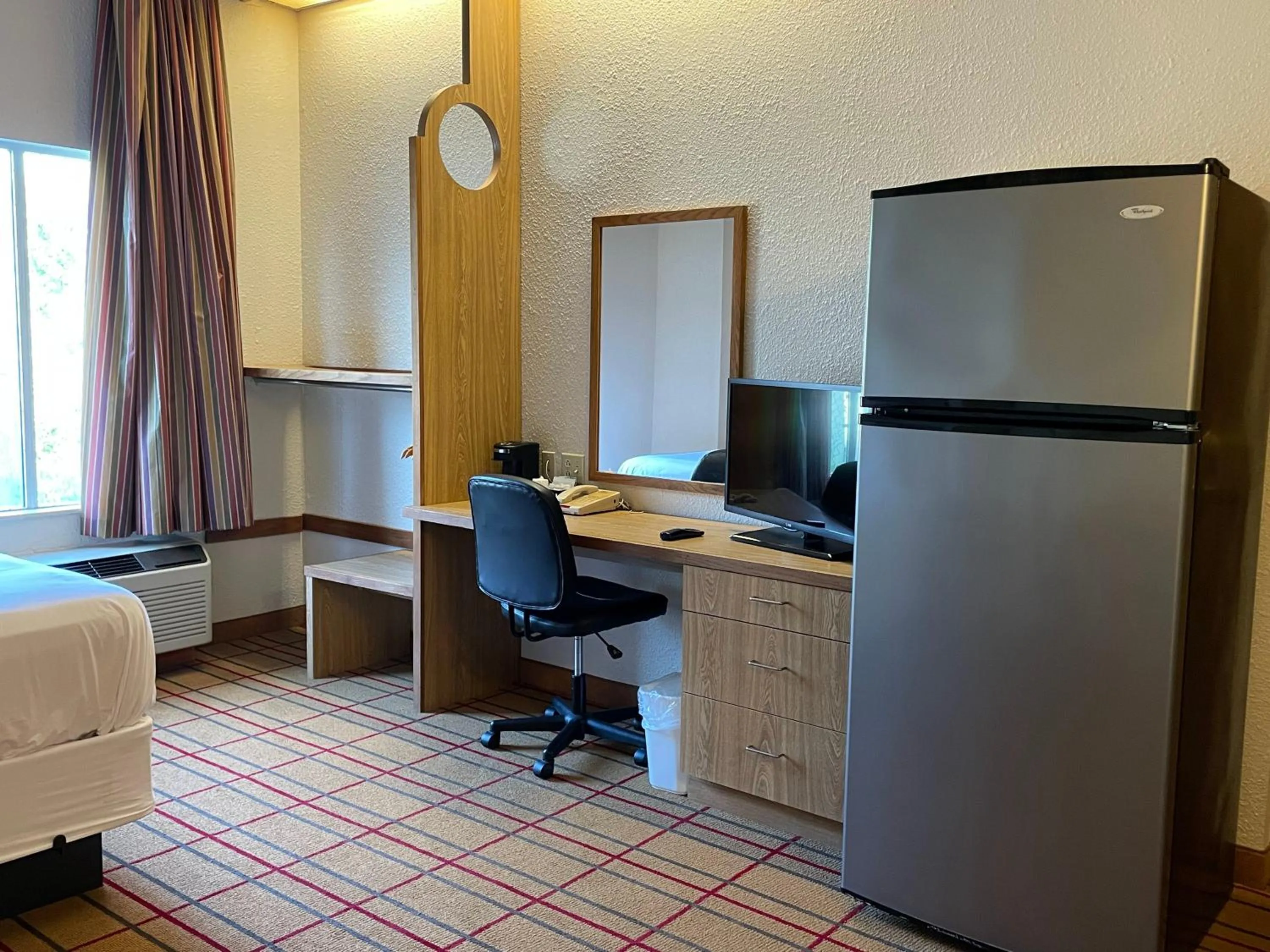 TV and multimedia in AIRPORT LODGING Pittsburgh Airport