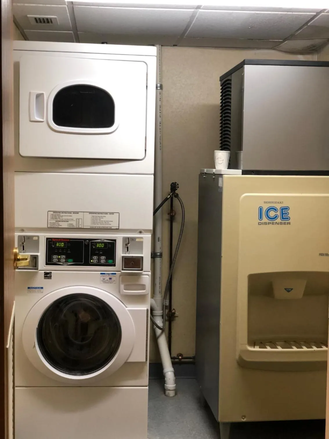 washing machine, Kitchen/Kitchenette in AIRPORT LODGING Pittsburgh Airport