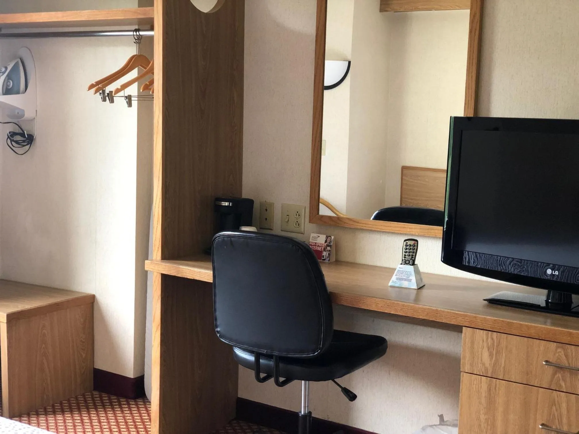 Bedroom, TV/Entertainment Center in AIRPORT LODGING Pittsburgh Airport