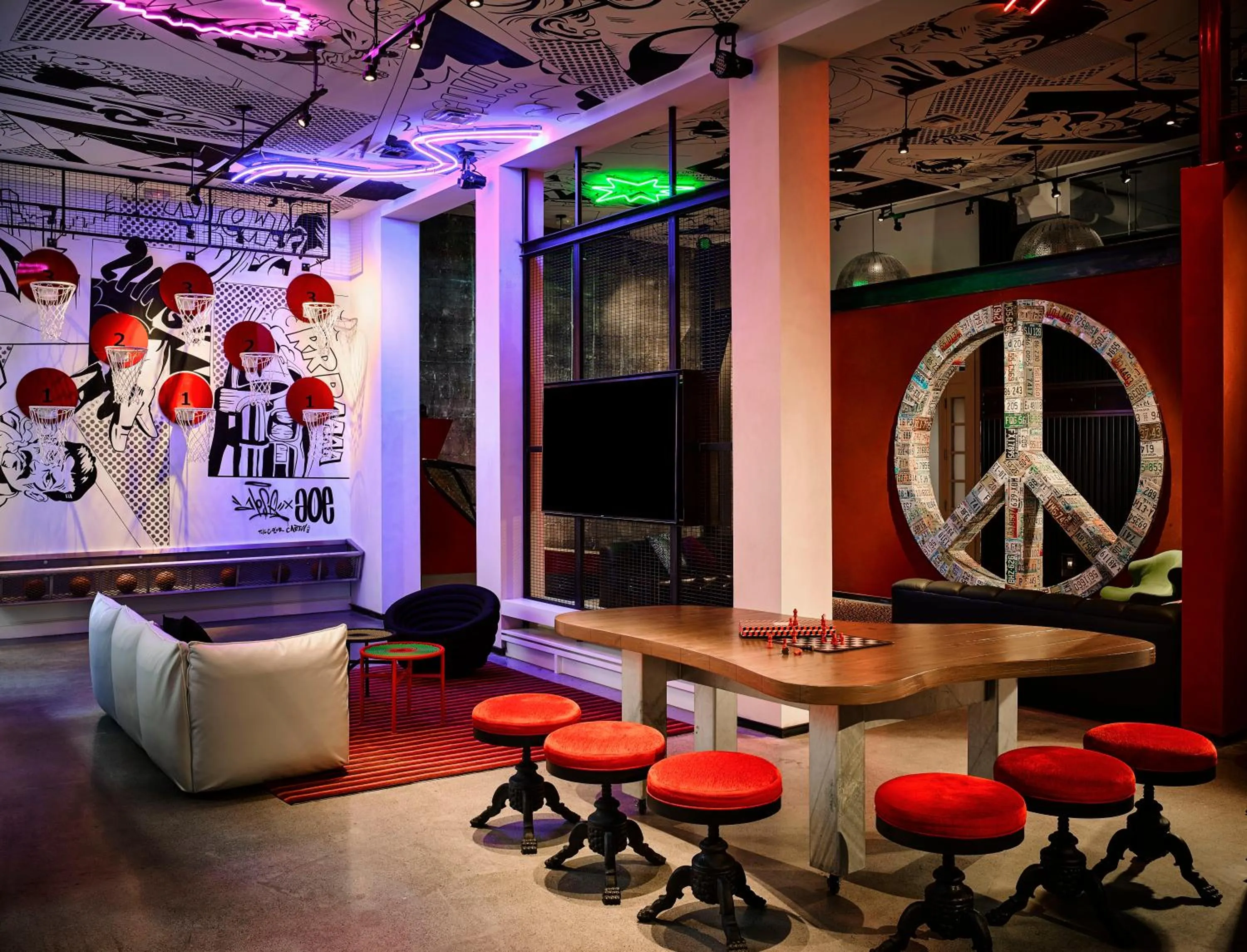 Communal lounge/ TV room in Hotel Zeppelin San Francisco