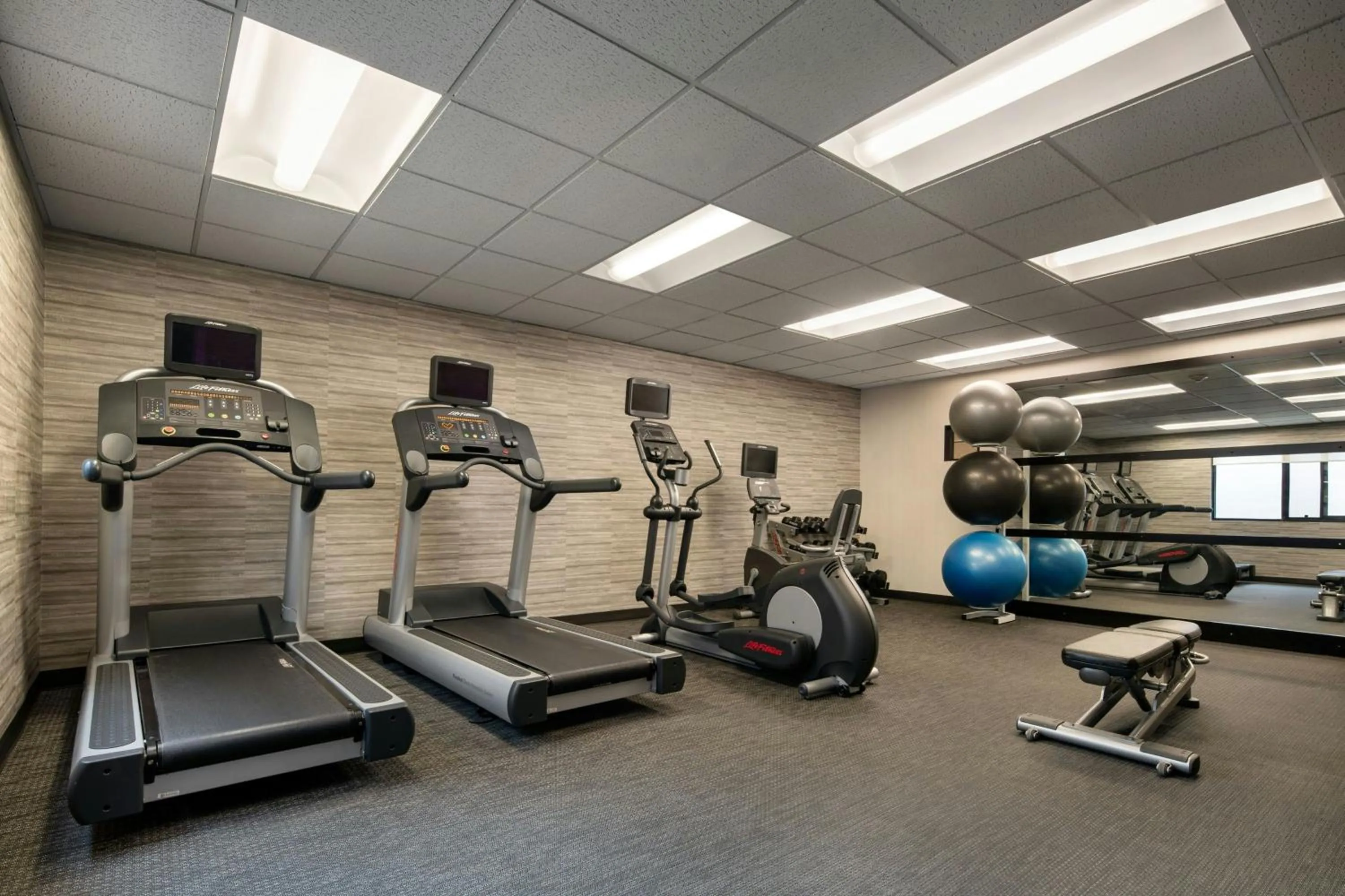 Fitness centre/facilities in Courtyard by Marriott San Francisco Airport