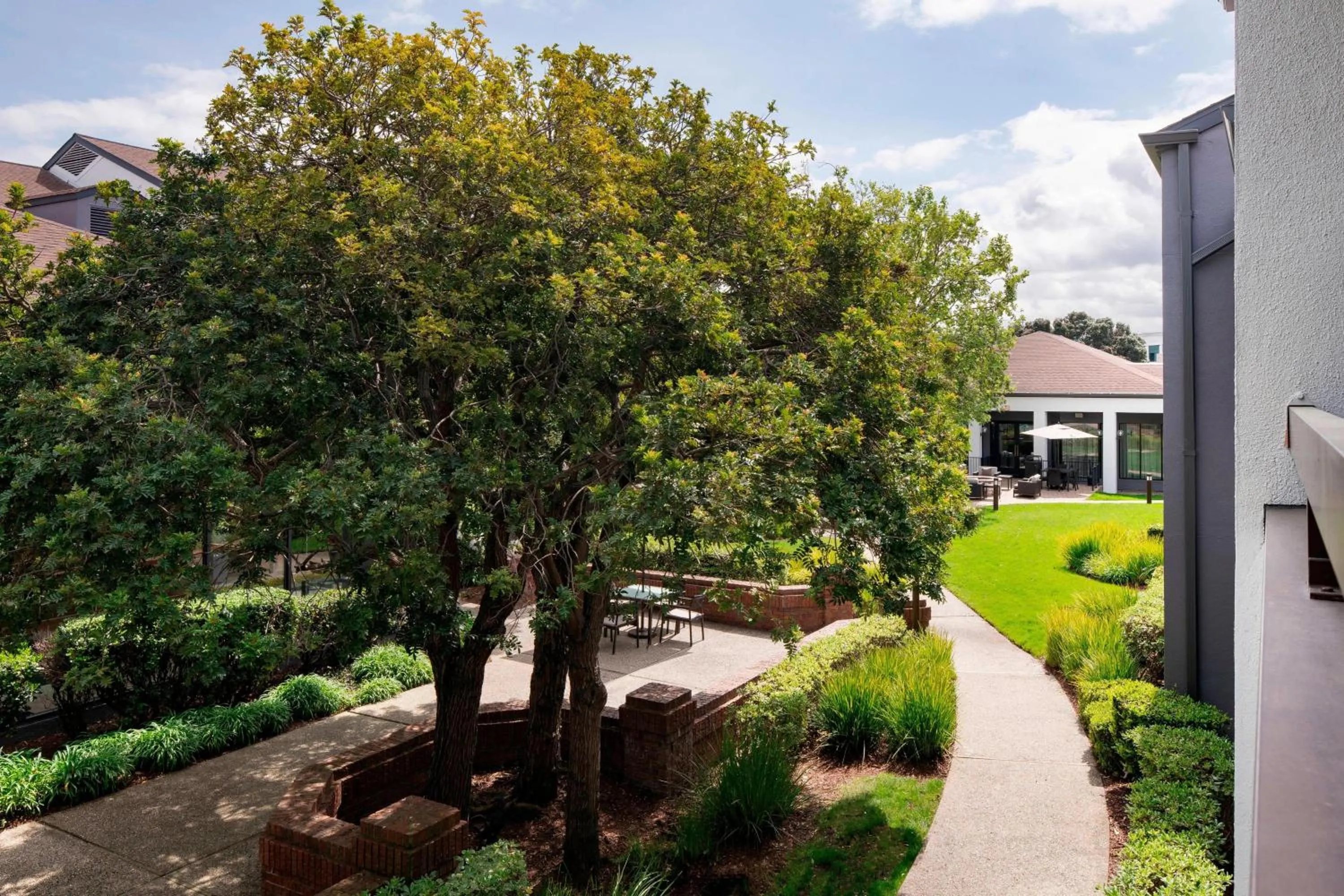 Photo of the whole room in Courtyard by Marriott San Francisco Airport