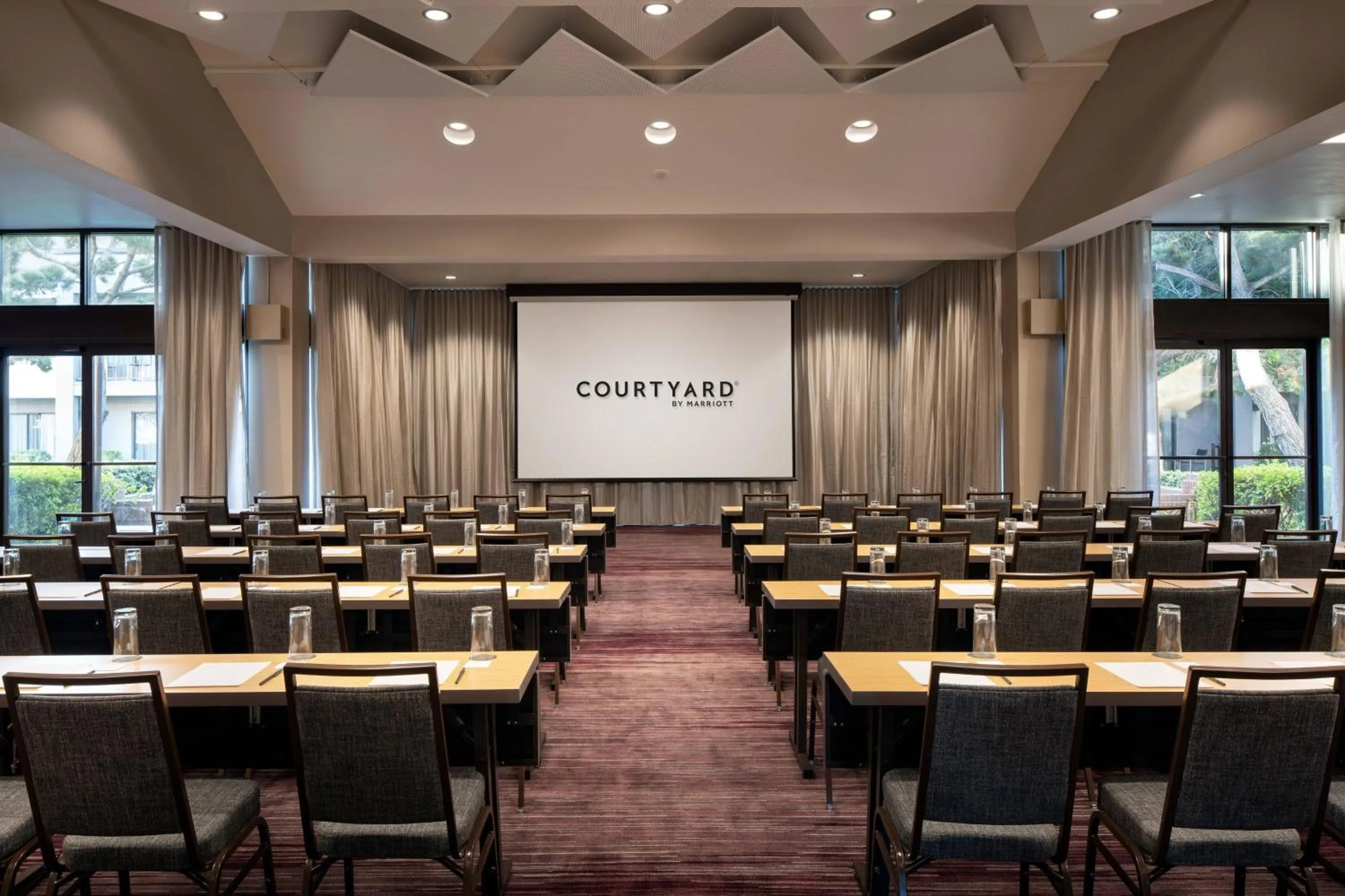 Meeting/conference room in Courtyard by Marriott San Francisco Airport