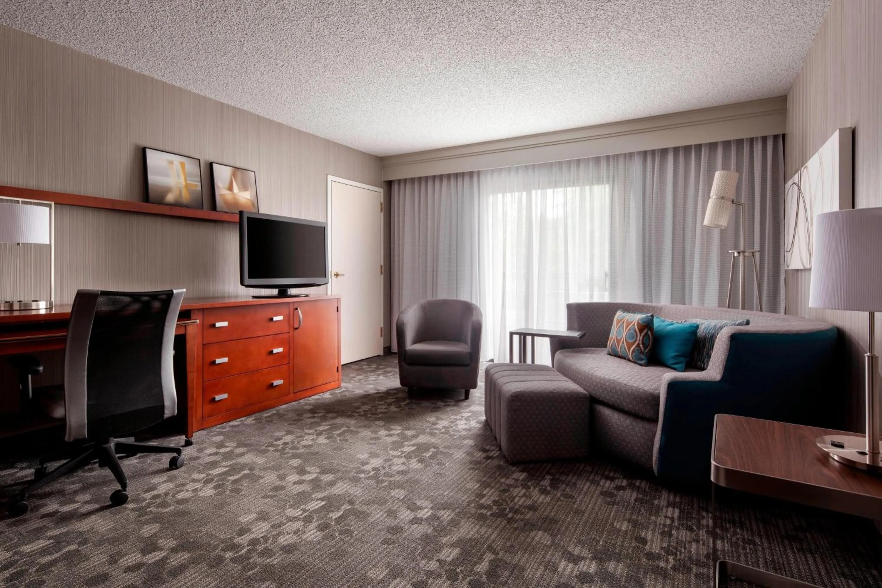 Photo of the whole room in Courtyard by Marriott San Francisco Airport