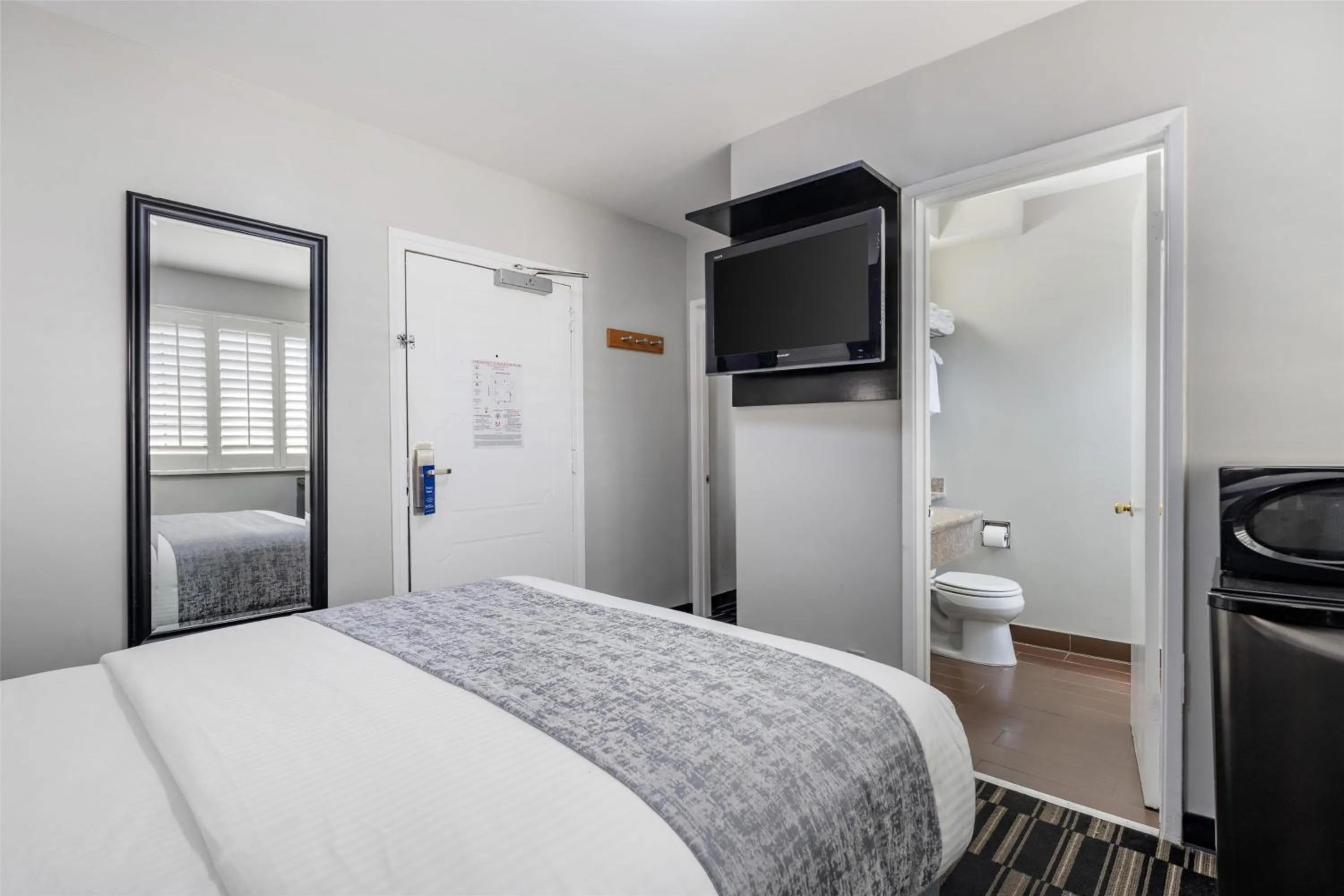 Bedroom, Bed in SureStay Hotel by Best Western Beverly Hills West LA