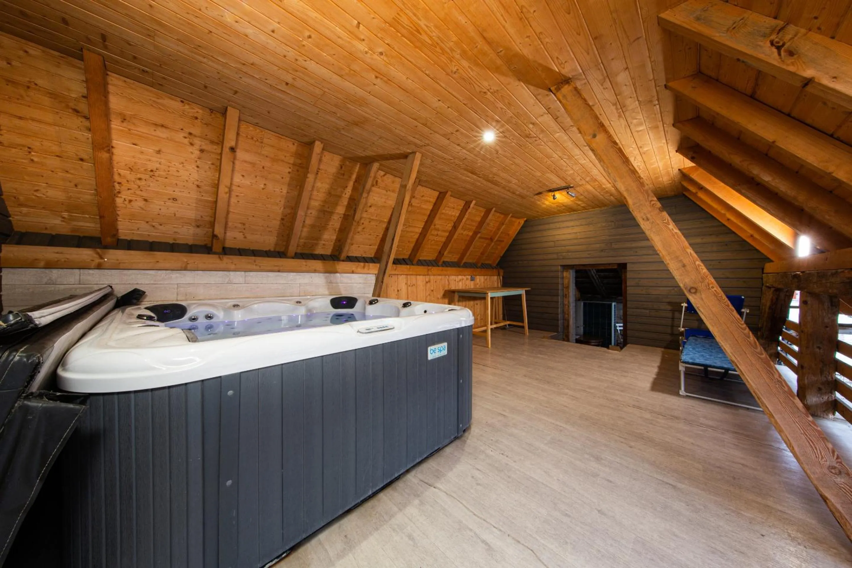 Hot Tub in Le Domaine du Verger gîtes et SPA