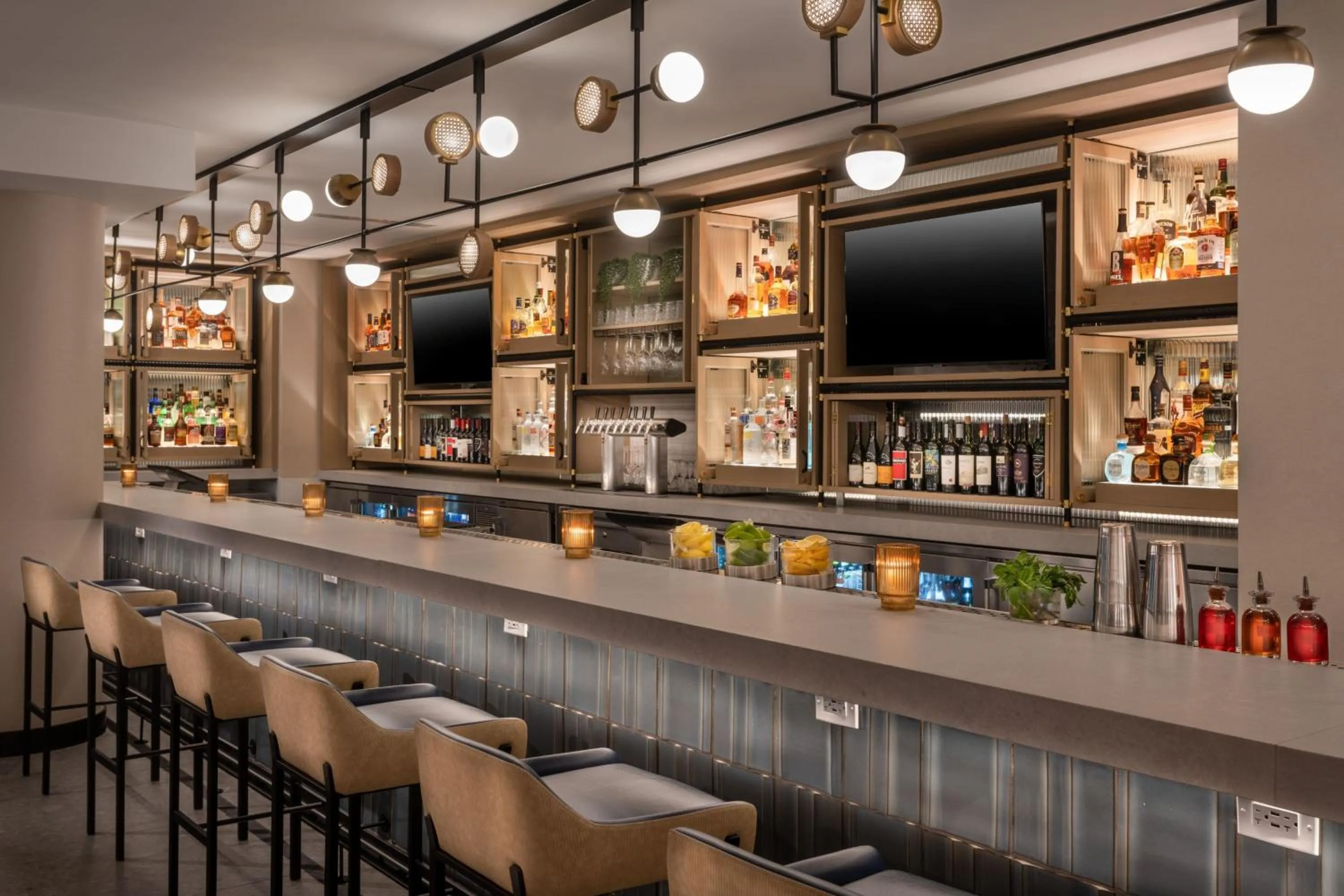 Lounge or bar in Miami Marriott Biscayne Bay