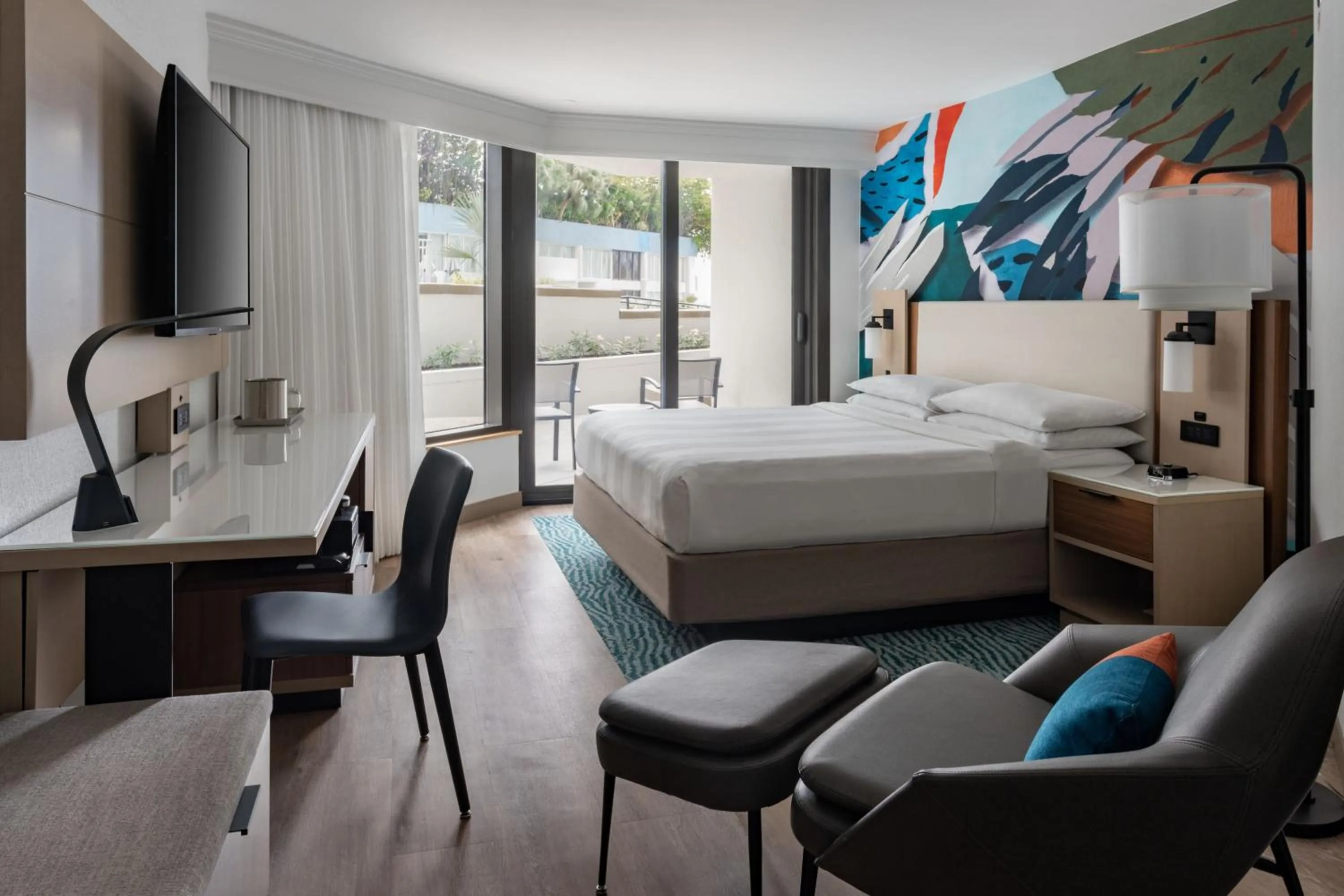 Swimming pool, Bed in Miami Marriott Biscayne Bay