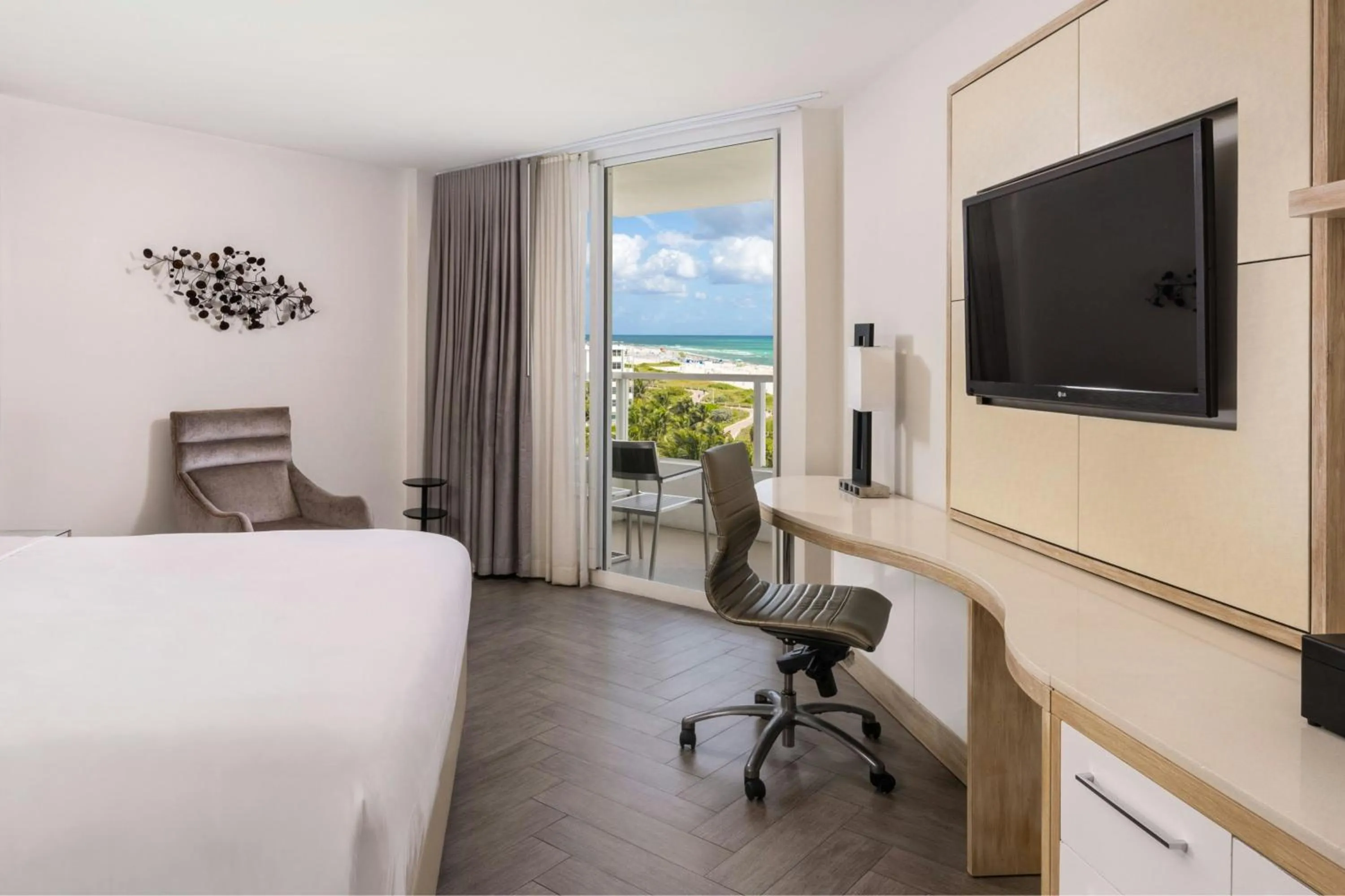 Photo of the whole room, Bed in Marriott Stanton South Beach