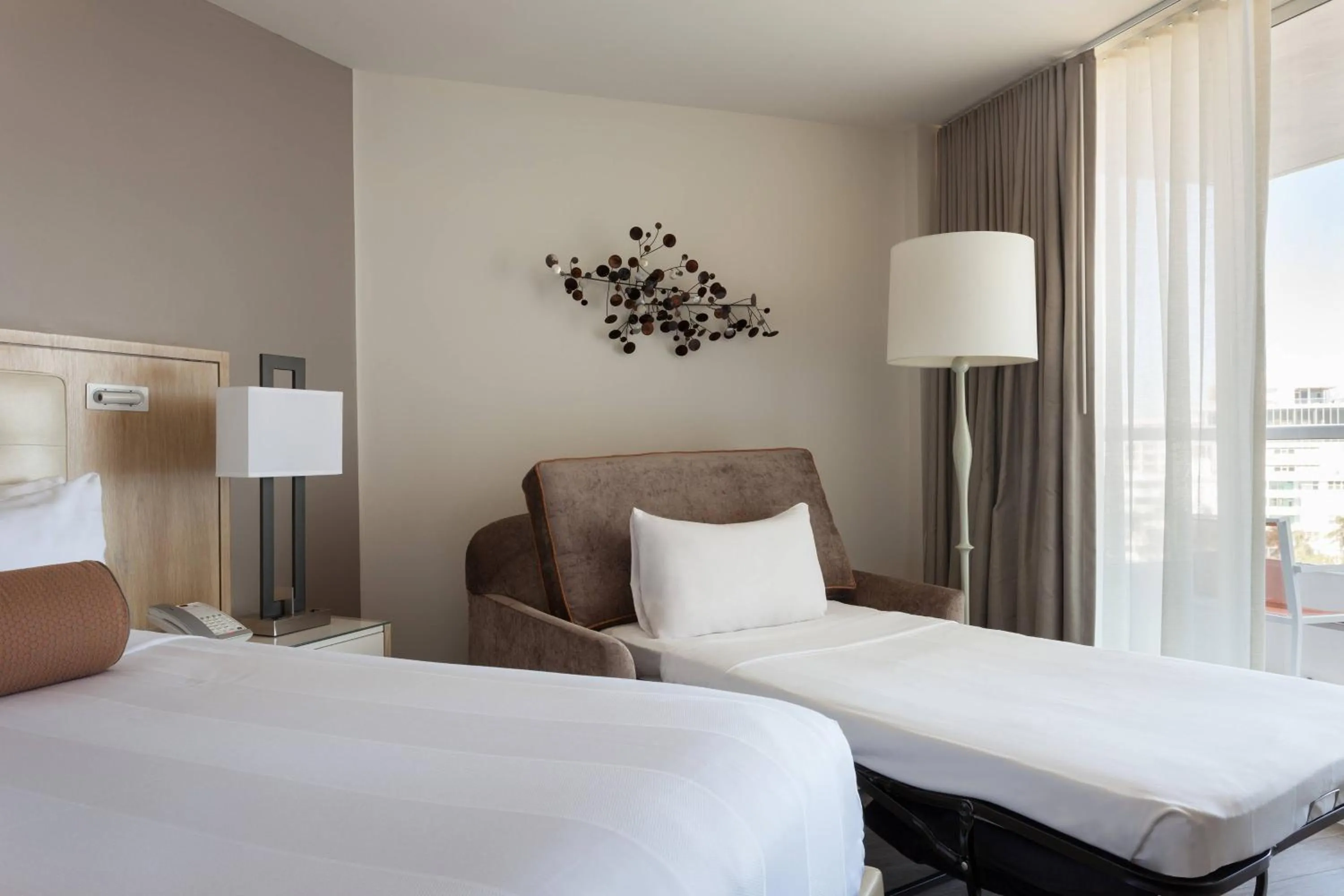 Photo of the whole room, Bed in Marriott Stanton South Beach