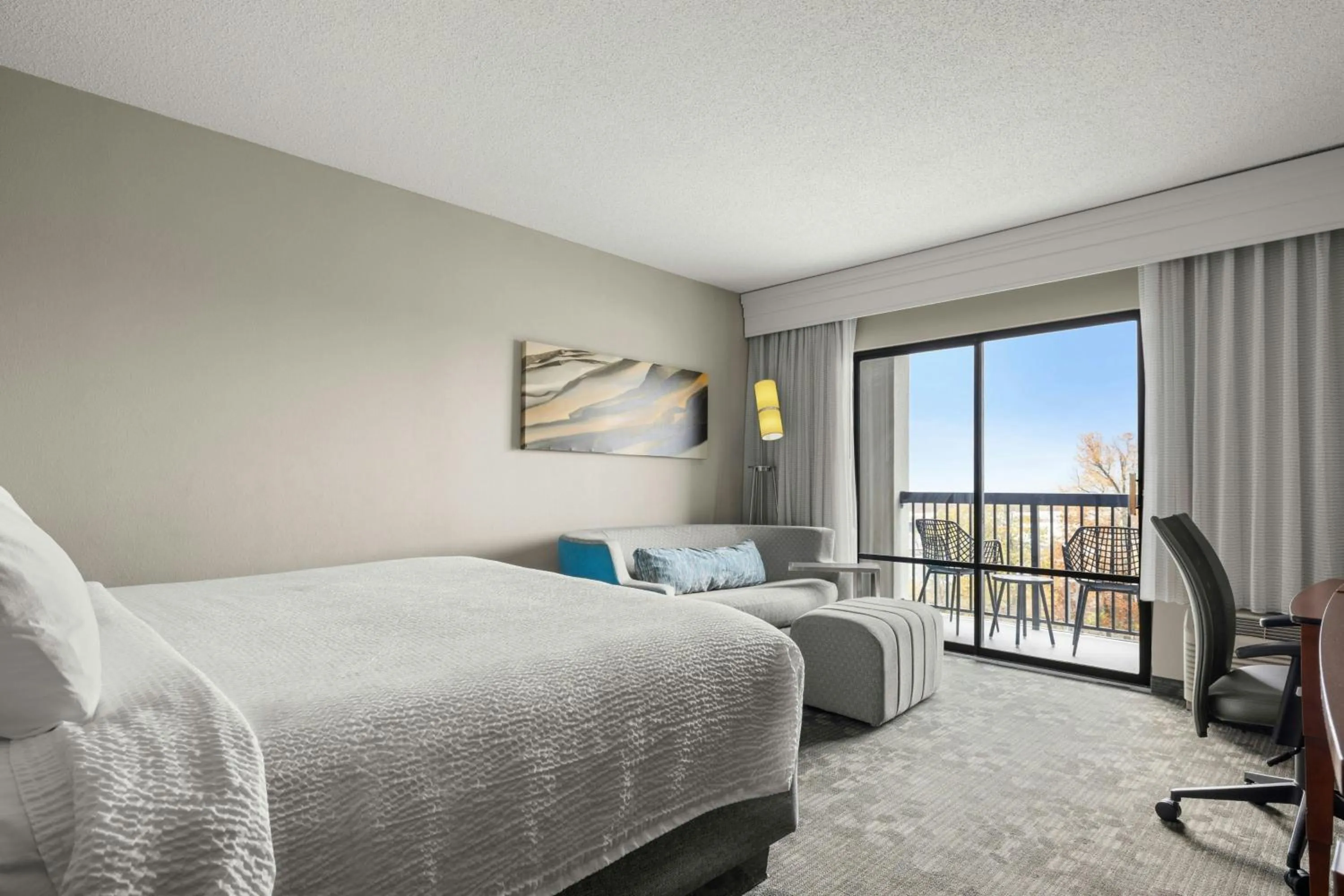 Photo of the whole room, Bed in Courtyard Philadelphia/Langhorne