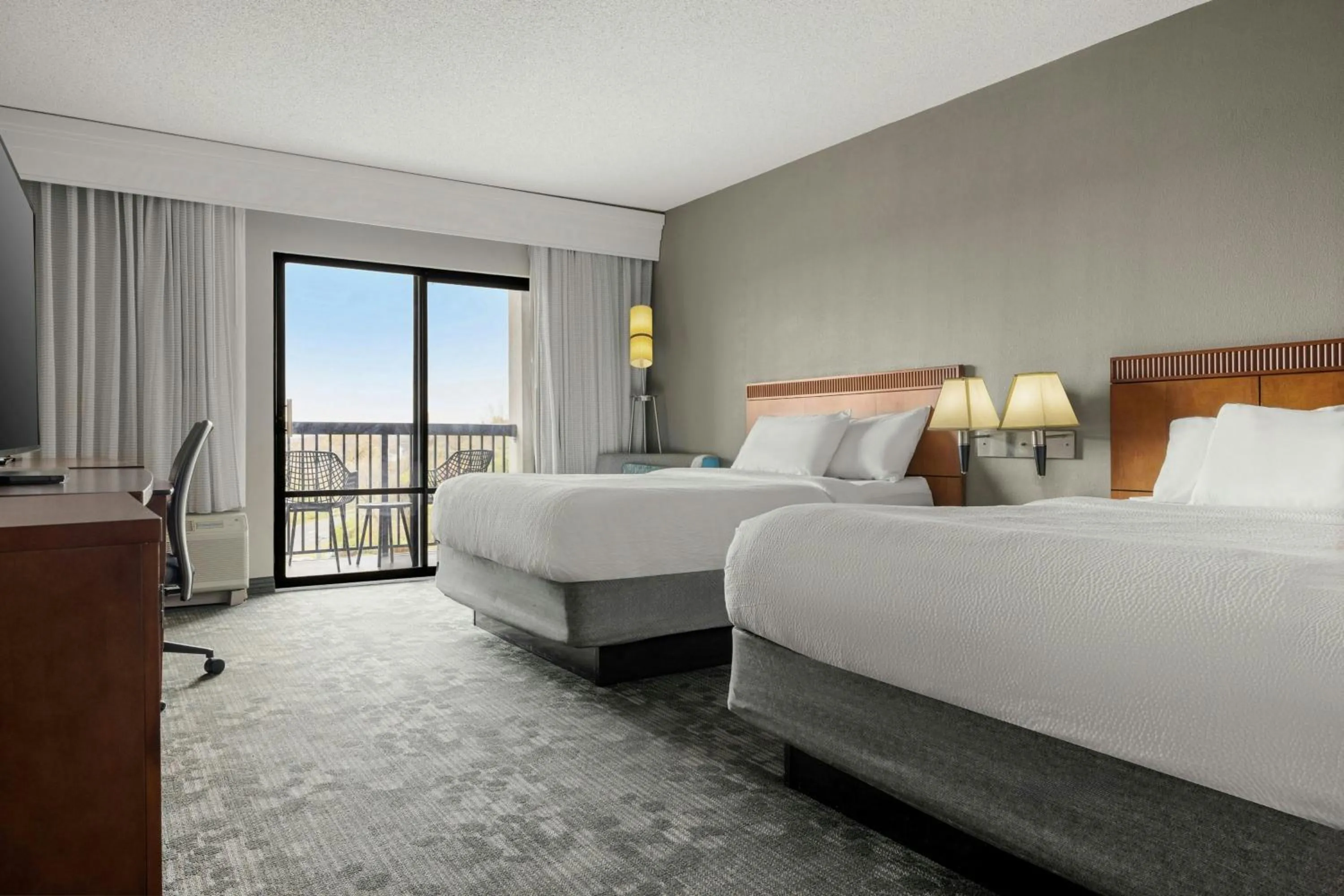 Photo of the whole room, Bed in Courtyard Philadelphia/Langhorne