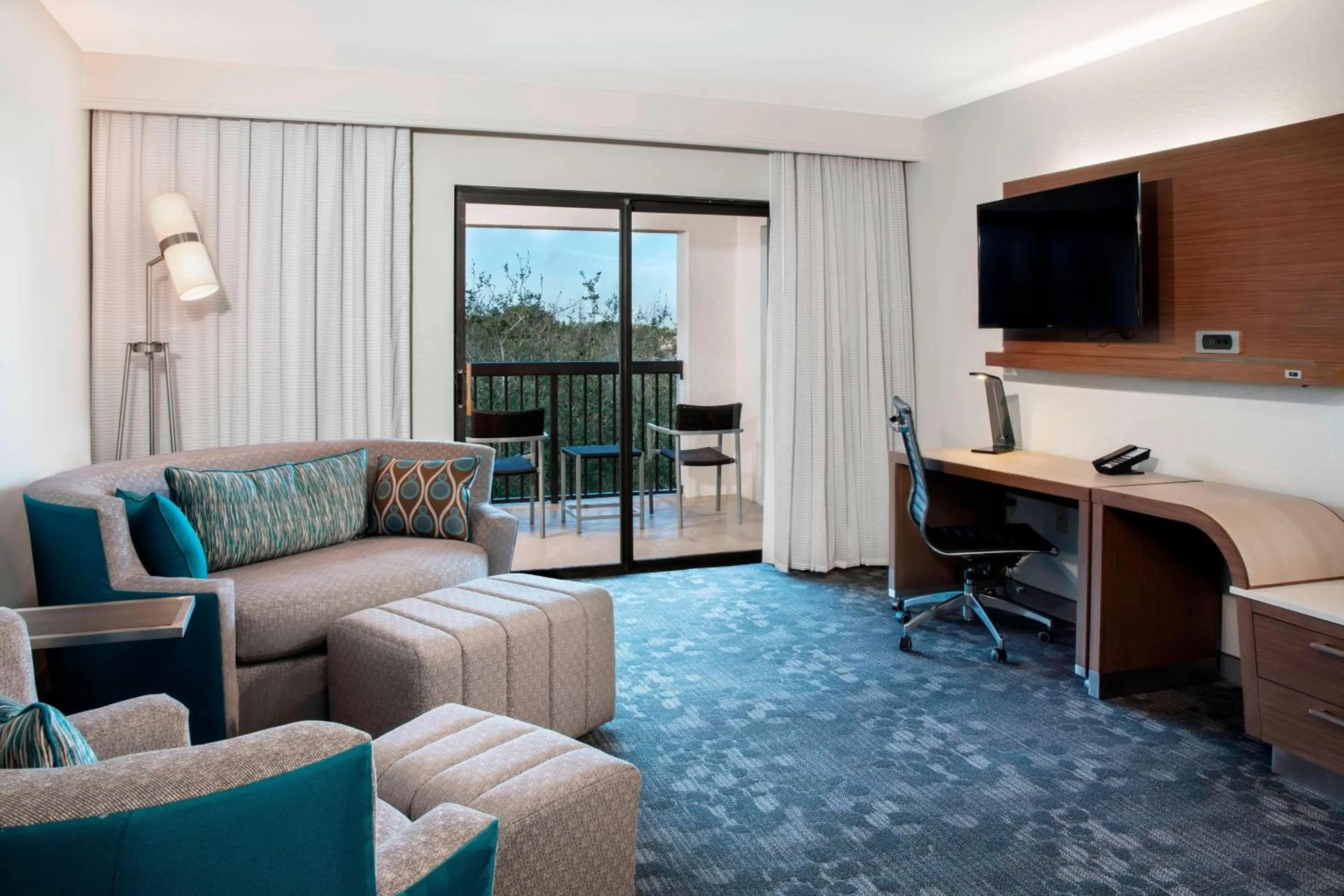 Living room in Courtyard by Marriott Fort Lauderdale Coral Springs