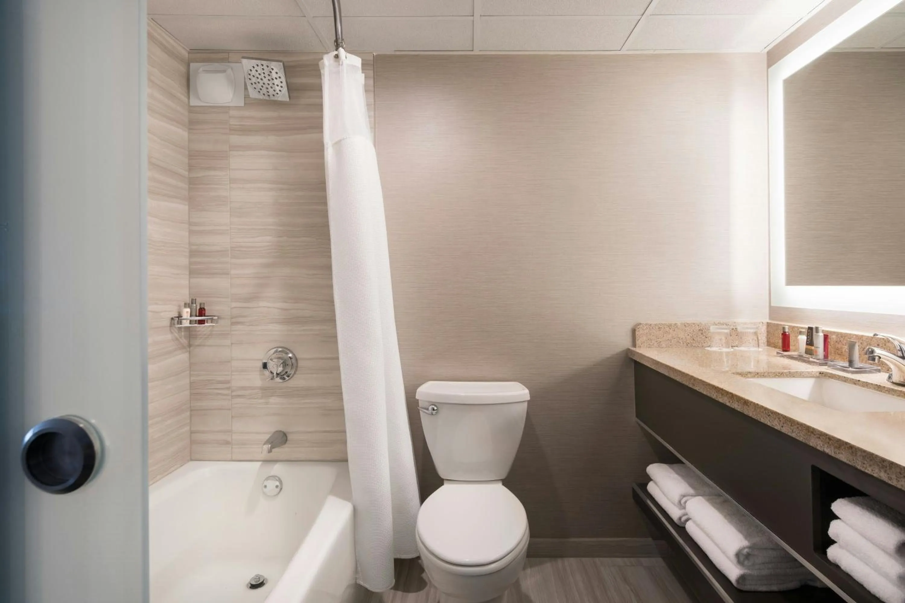 Bathroom in San Francisco Airport Marriott Waterfront