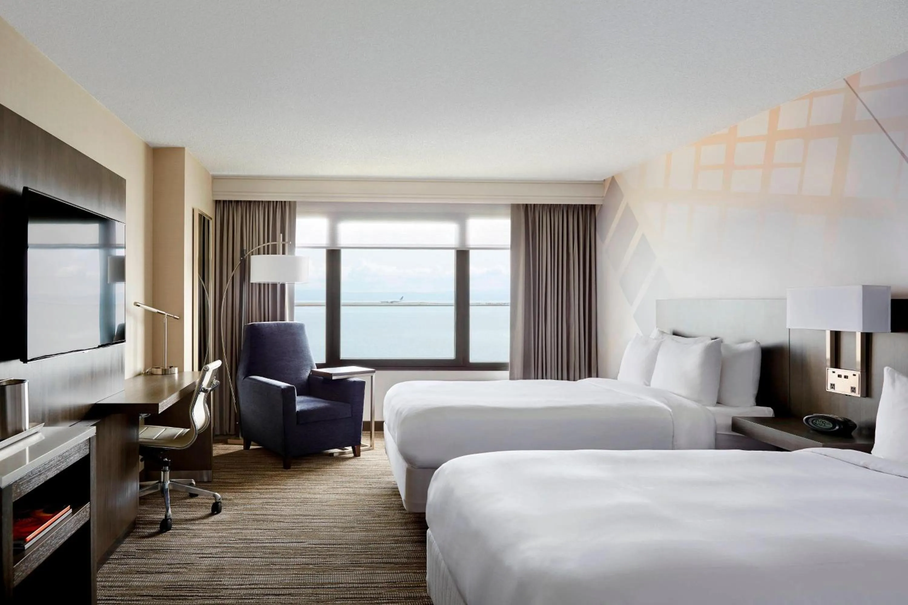 Photo of the whole room, Bed in San Francisco Airport Marriott Waterfront