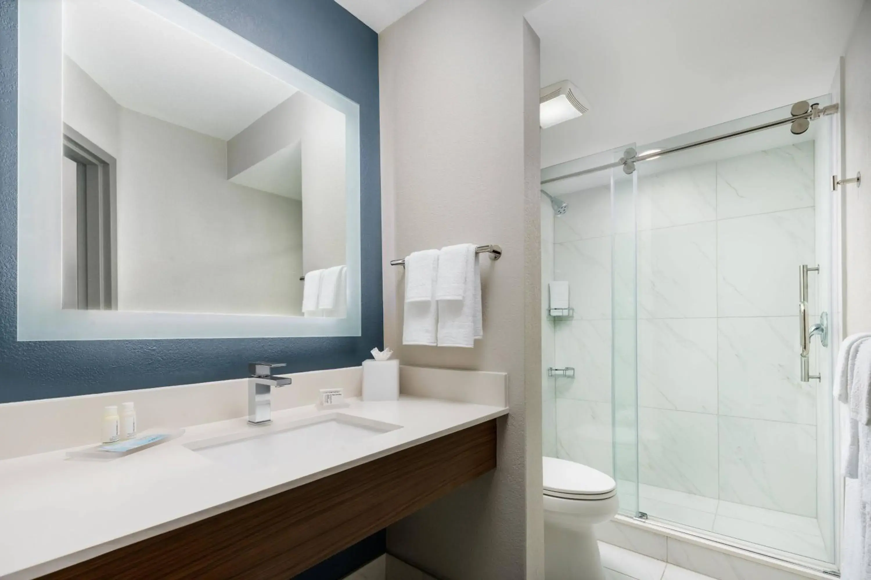 King Room in Courtyard by Marriott Orlando Lake Buena Vista at Vista Centre King Room in Courtyard by Marriott Orlando Lake Buena Vista at Vista Centre