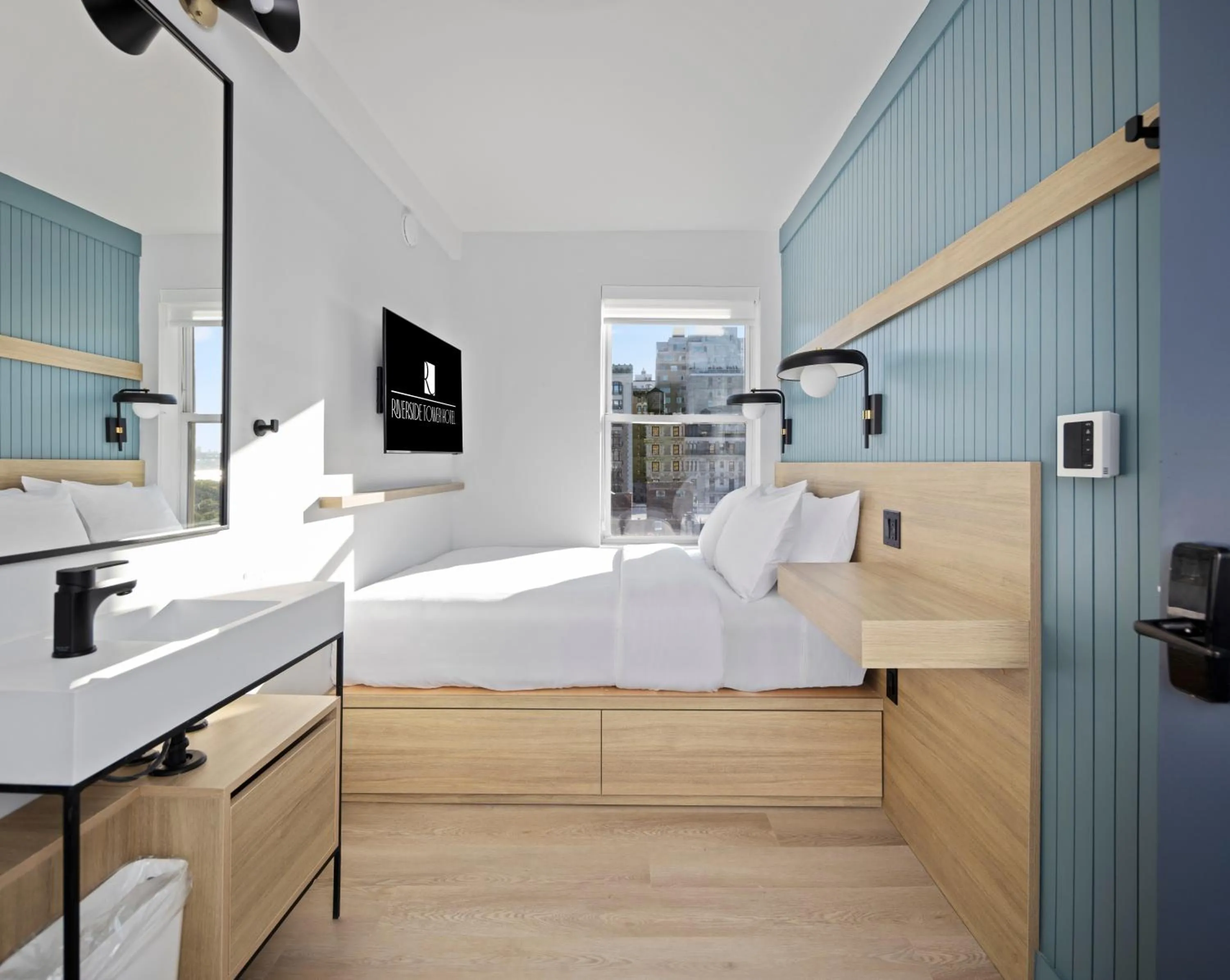 Photo of the whole room, Bed in Riverside Tower Hotel