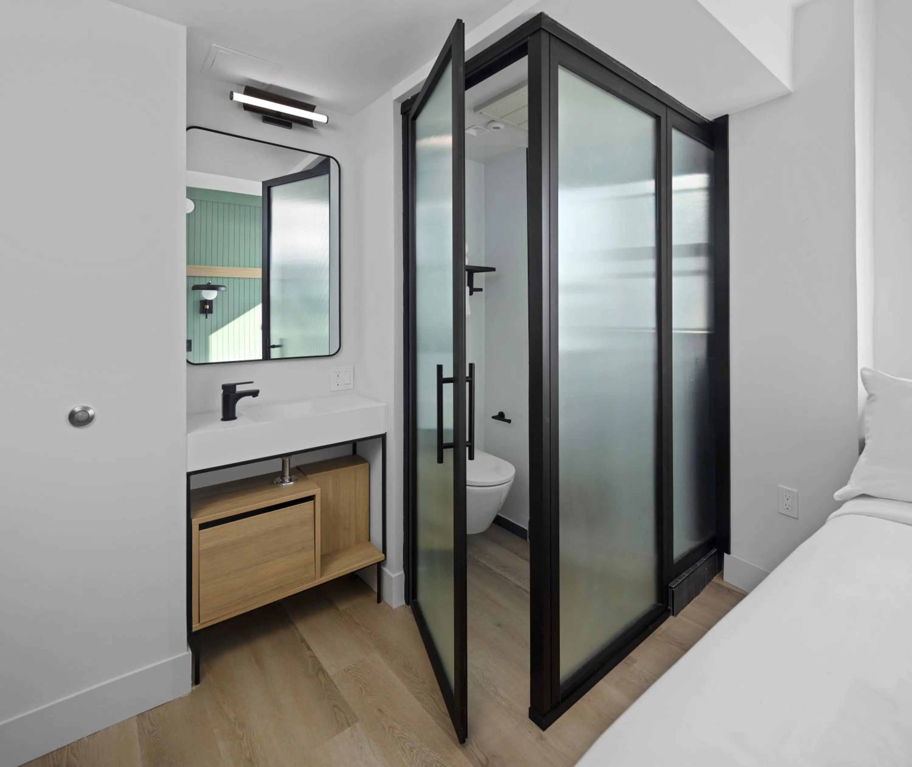 Bathroom, Bed in Riverside Tower Hotel