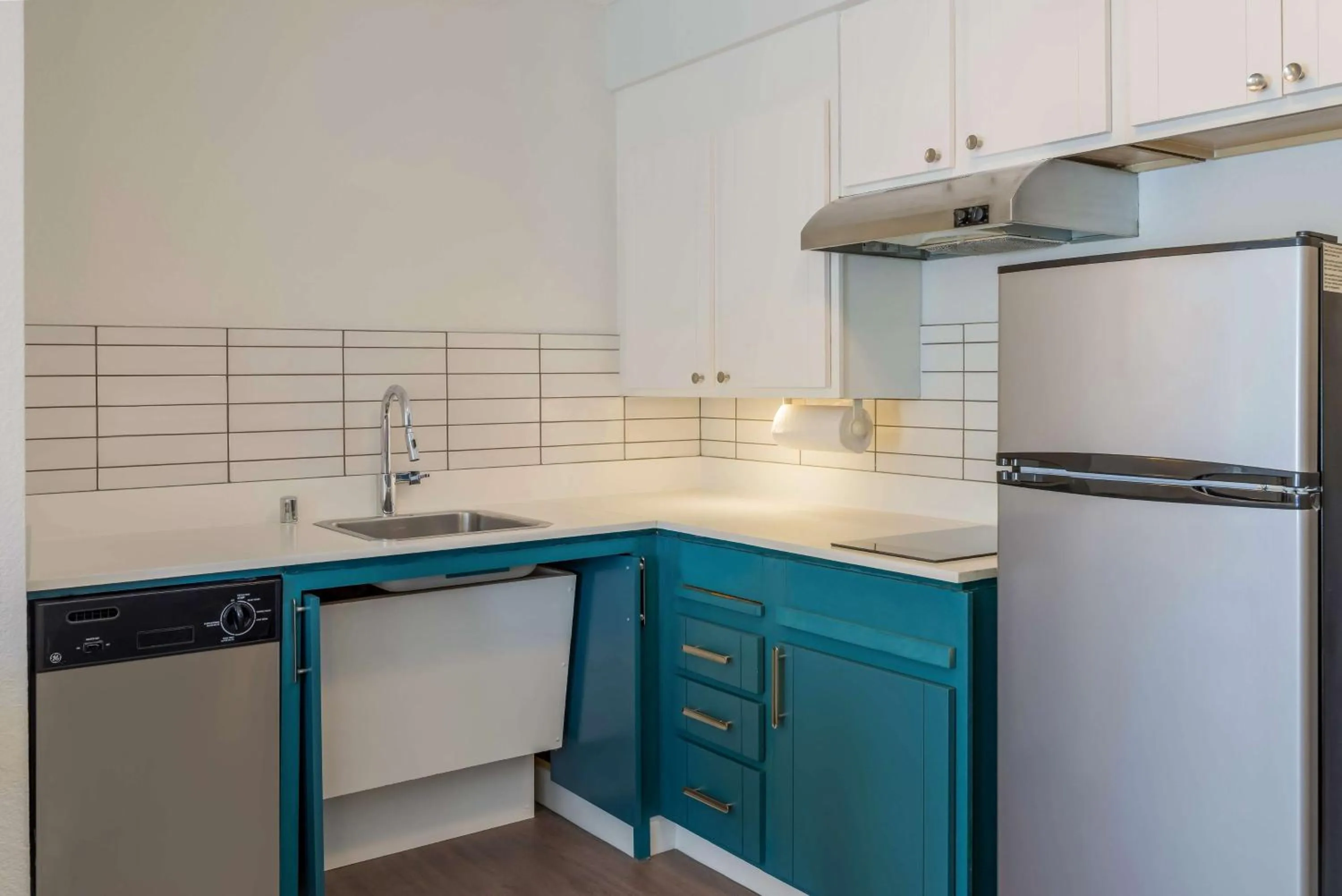 Kitchen or kitchenette in Sonesta ES Suites San Francisco Airport Oyster Point Waterfront