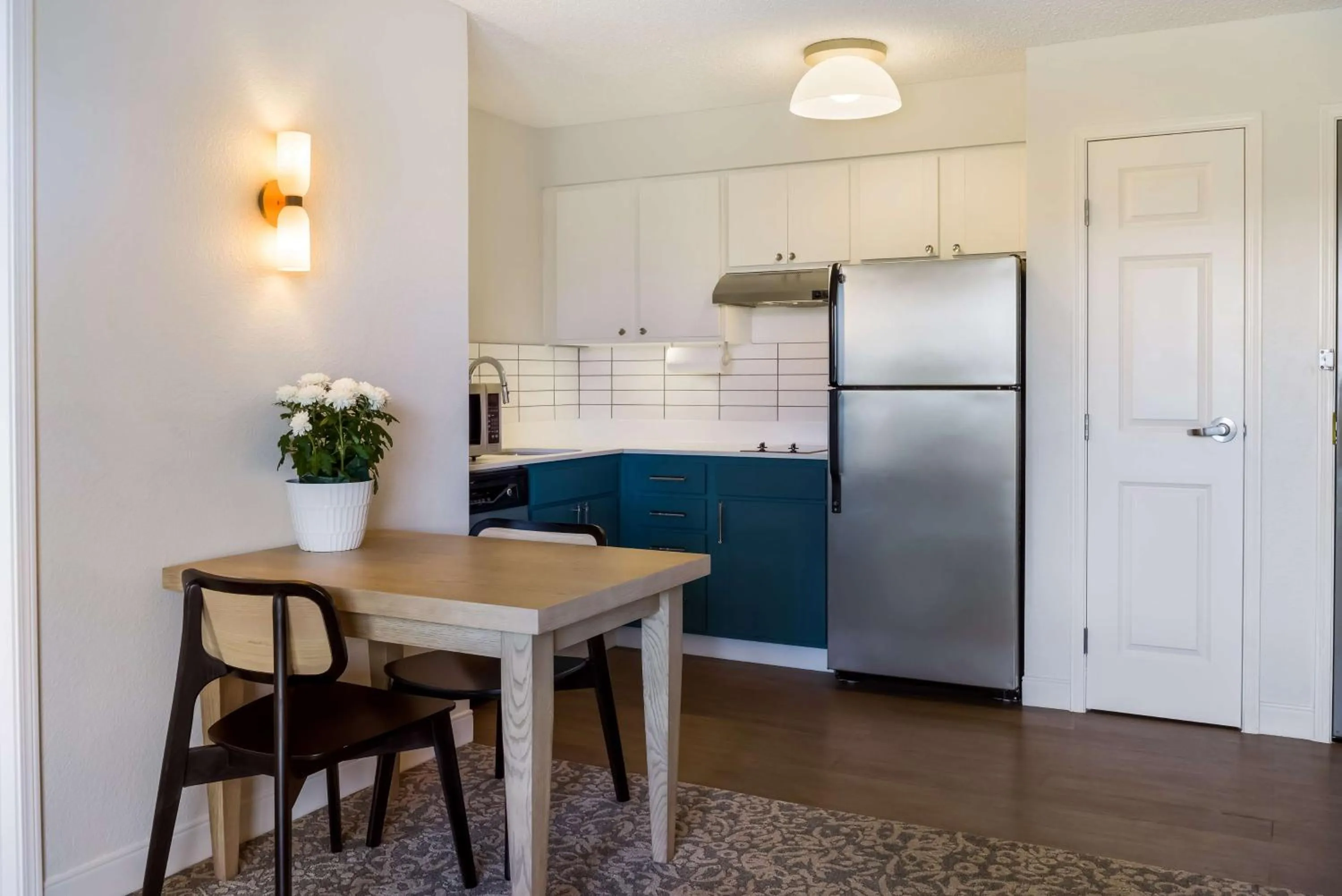 Kitchen or kitchenette in Sonesta ES Suites San Francisco Airport Oyster Point Waterfront