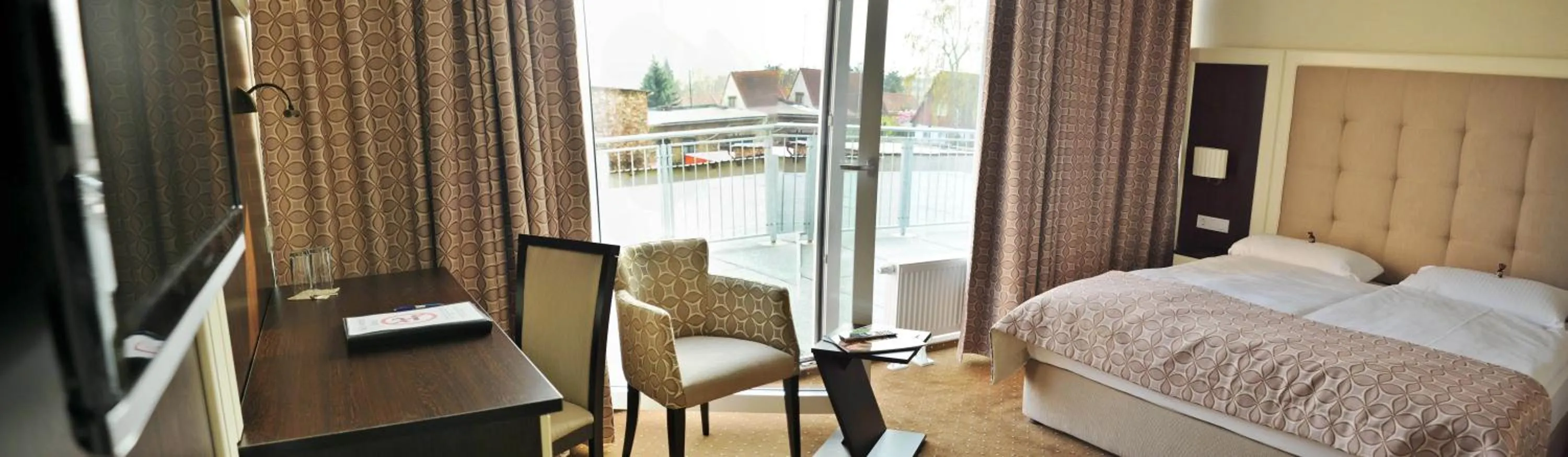 Balcony/Terrace, Bed in Hotel Atlas Halle