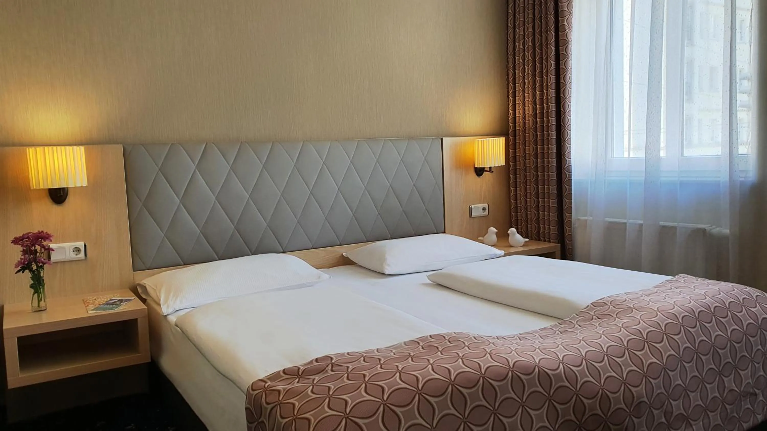 Staff, Bed in Hotel Atlas Halle