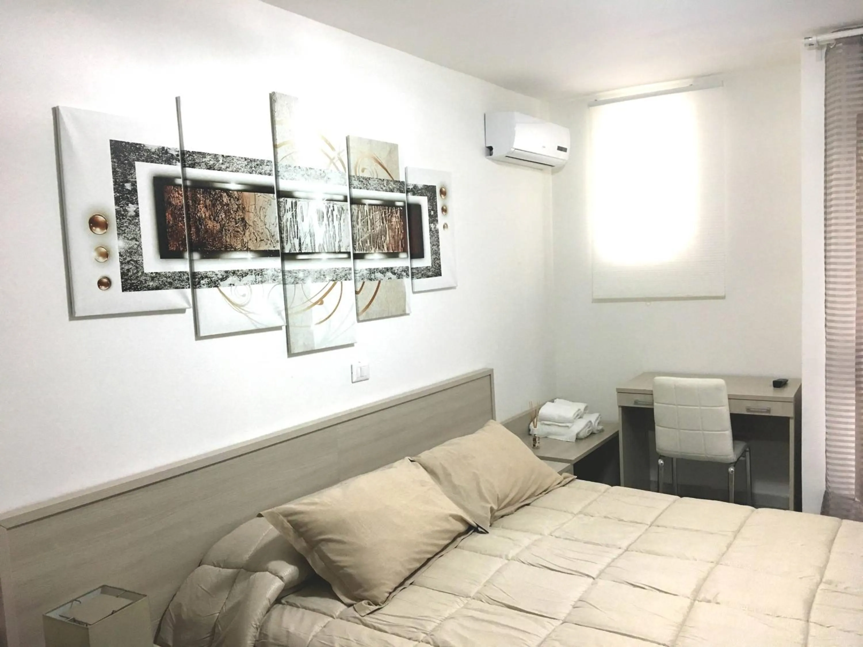 Photo of the whole room, Bed in Residence R&B Tyrrhenum