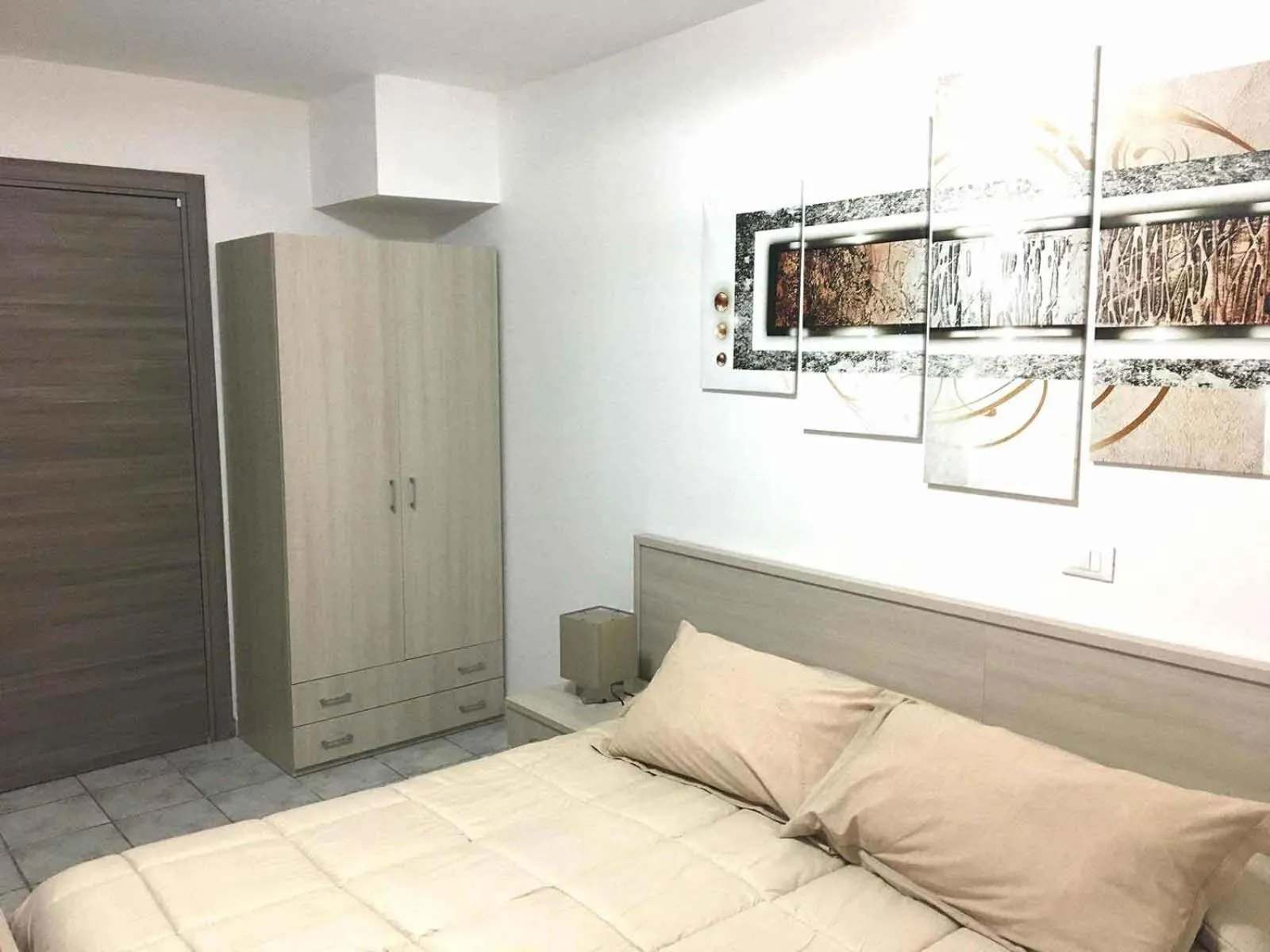 Photo of the whole room, Bed in Residence R&B Tyrrhenum