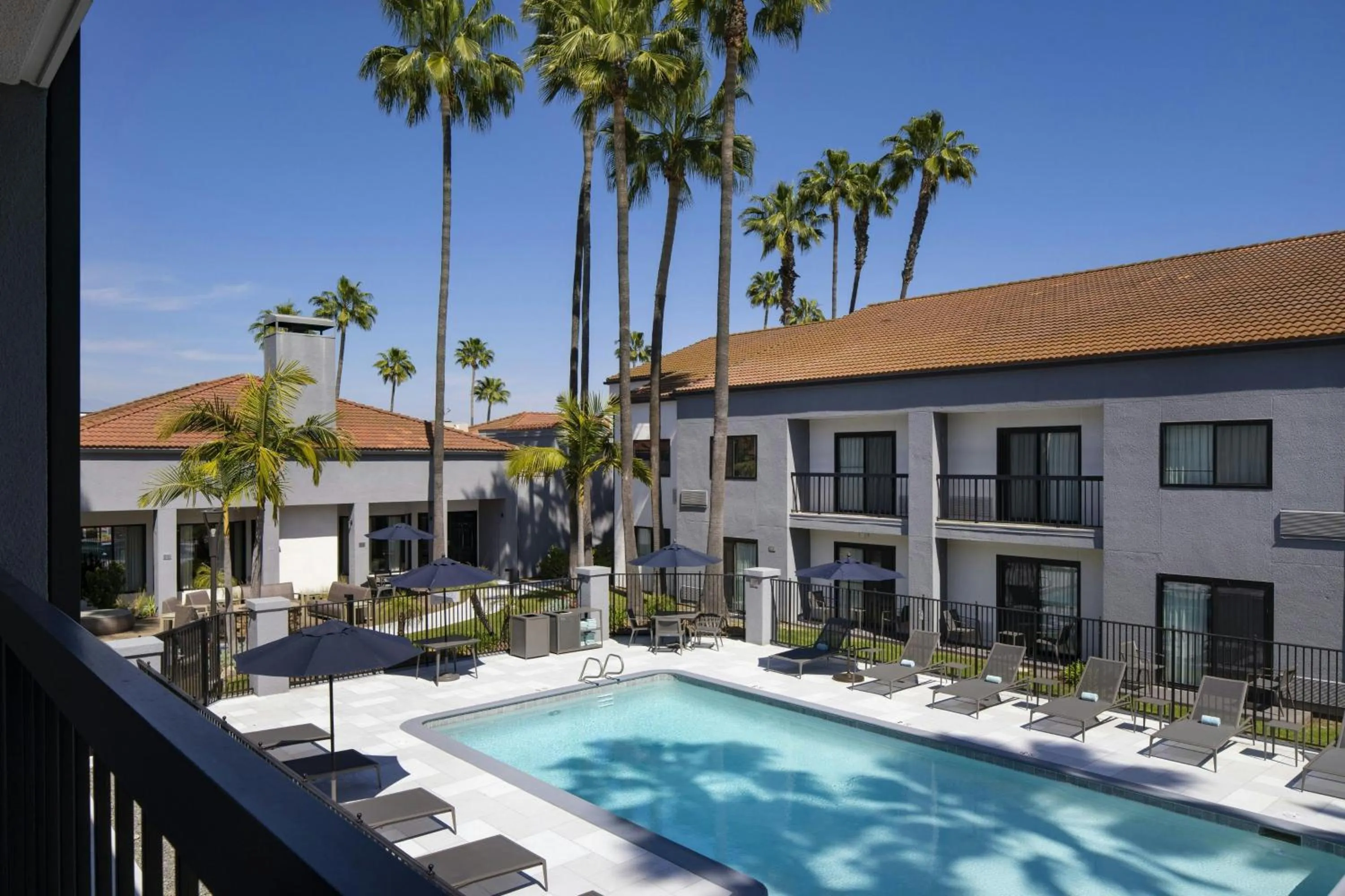 Swimming pool in Courtyard by Marriott Los Angeles Hacienda Heights Orange County