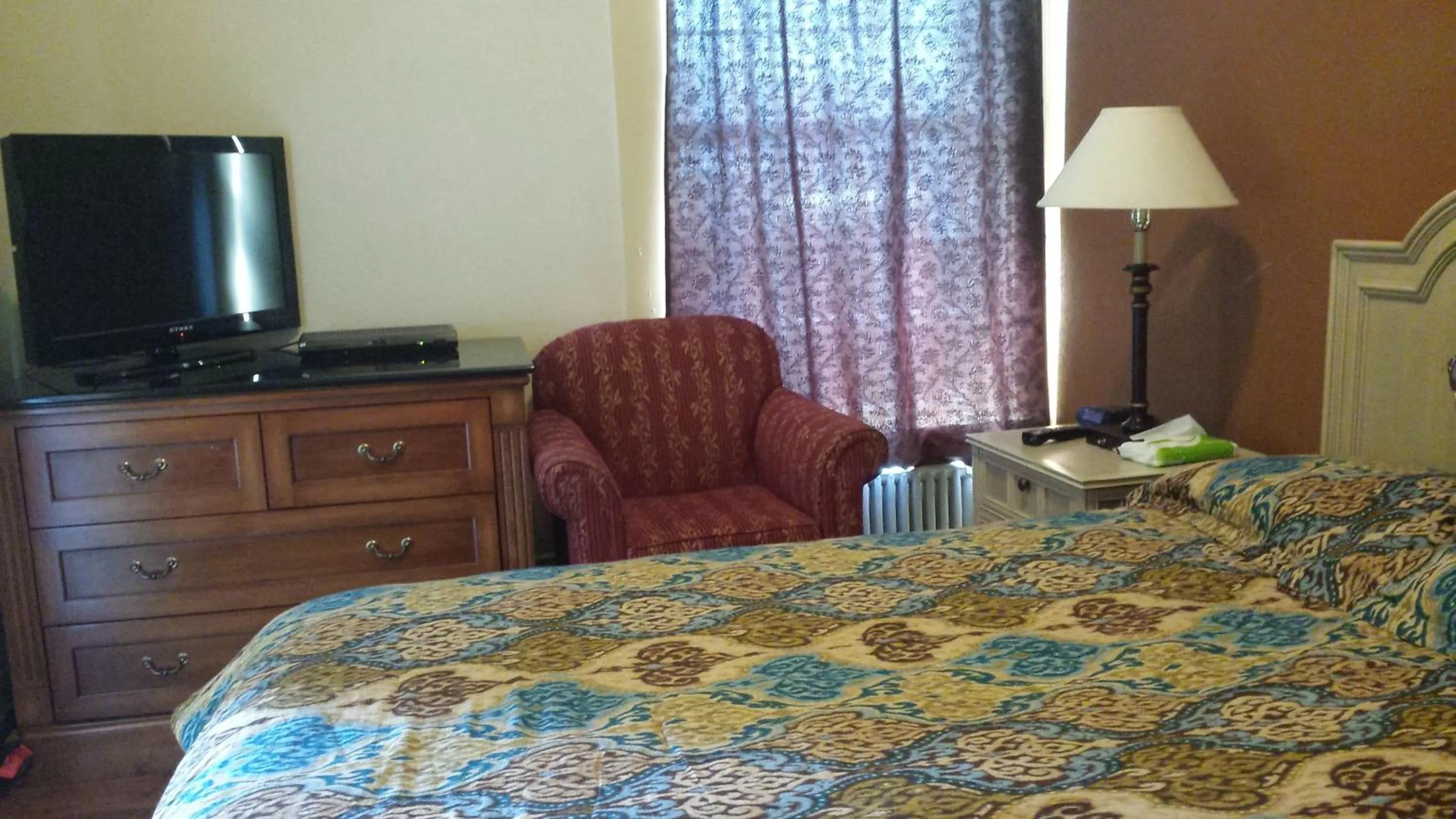 Bed, TV/Entertainment Center in El Capitan Hotel