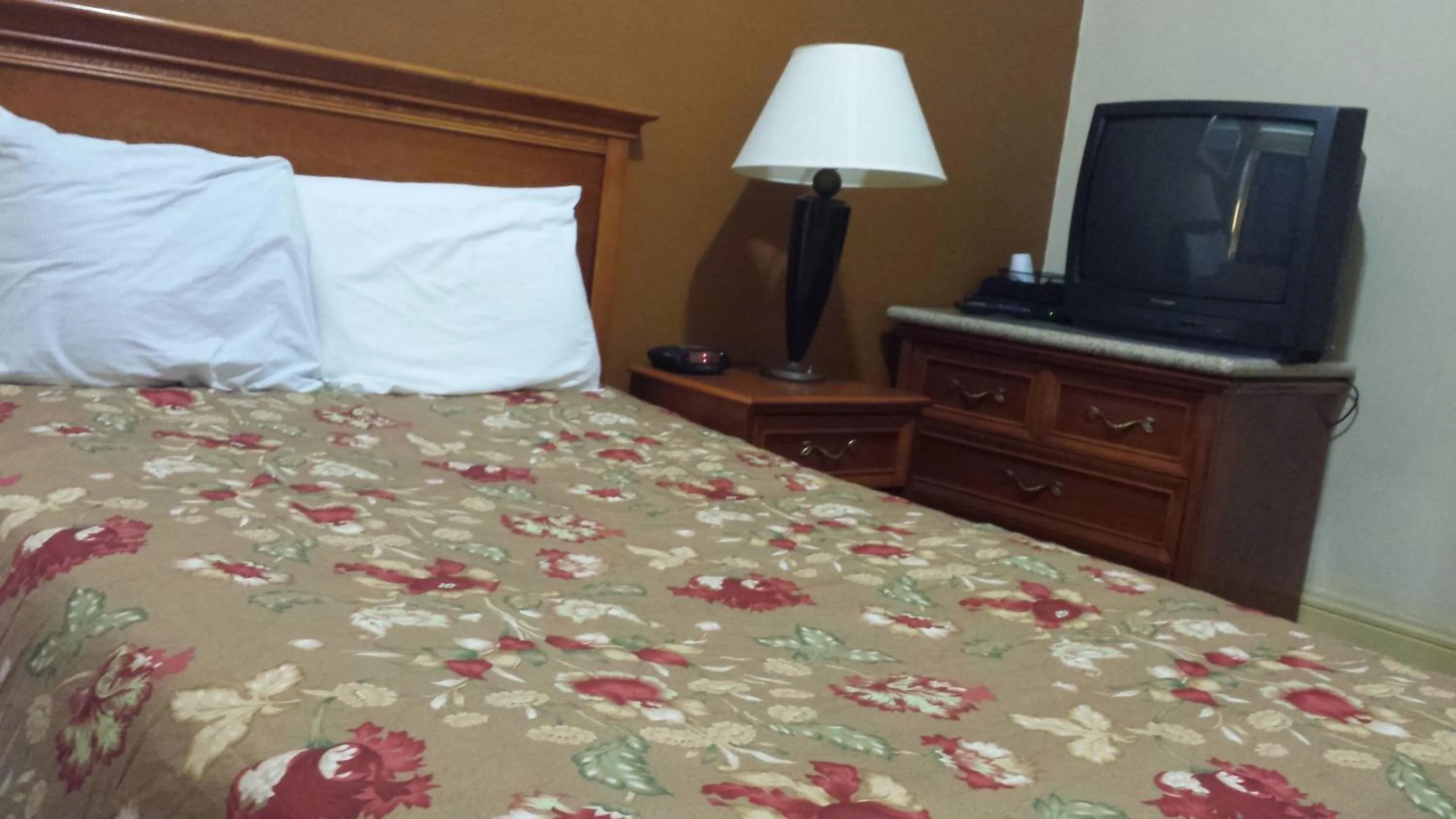 Bed, TV/Entertainment Center in El Capitan Hotel