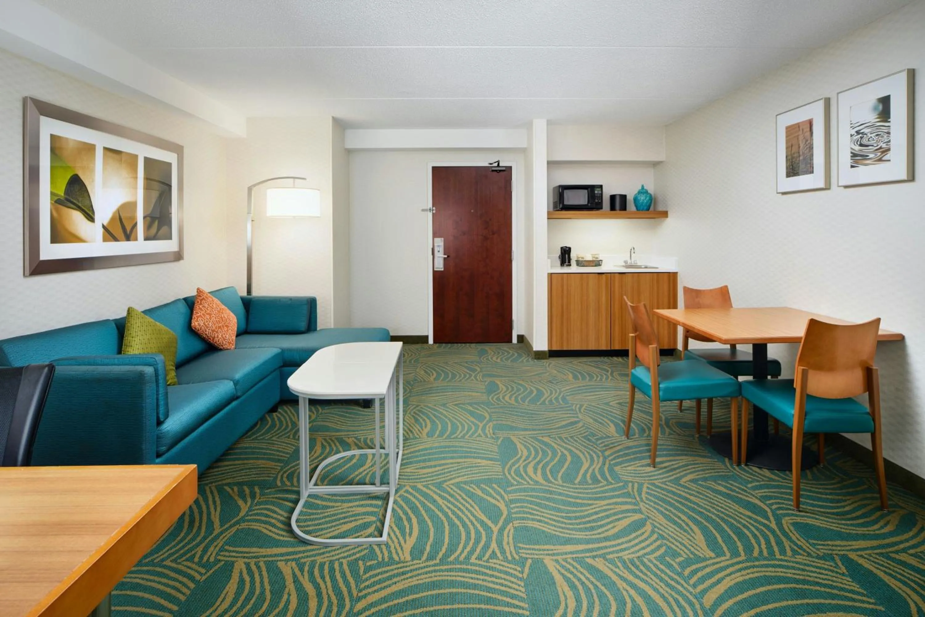Living room in SpringHill Suites by Marriott Chicago Southwest at Burr Ridge Hinsdale