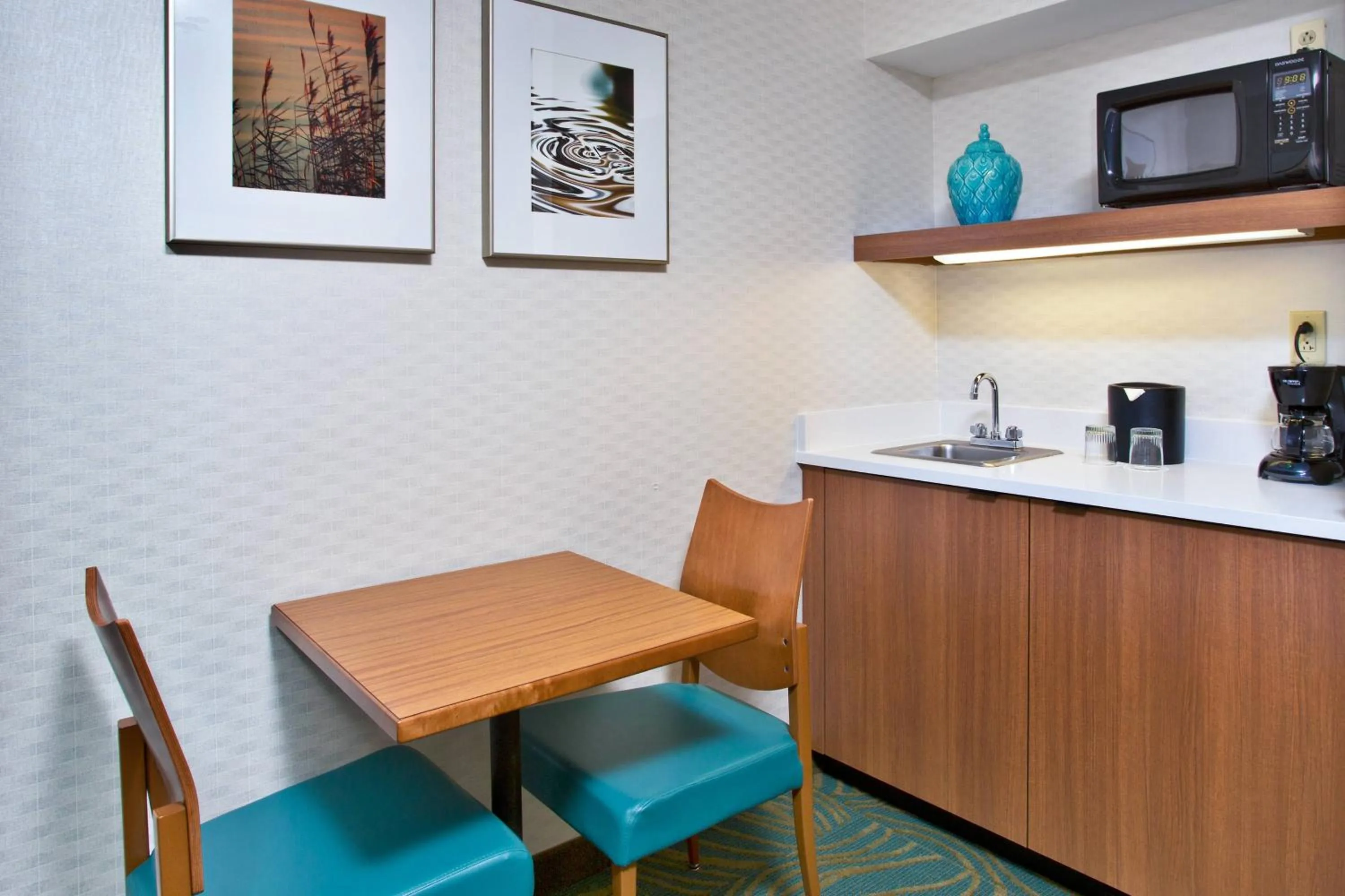 Kitchen or kitchenette in SpringHill Suites by Marriott Chicago Southwest at Burr Ridge Hinsdale