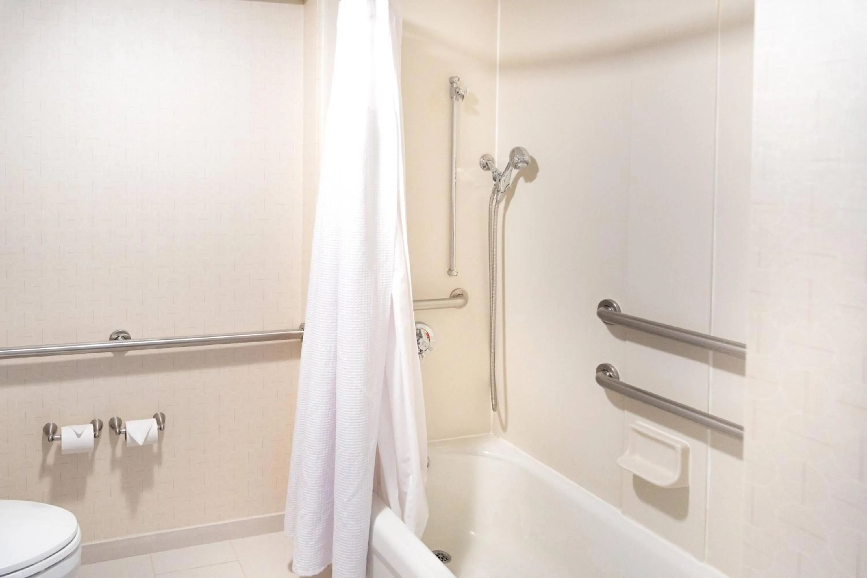 Bathroom in SpringHill Suites by Marriott Chicago Southwest at Burr Ridge Hinsdale