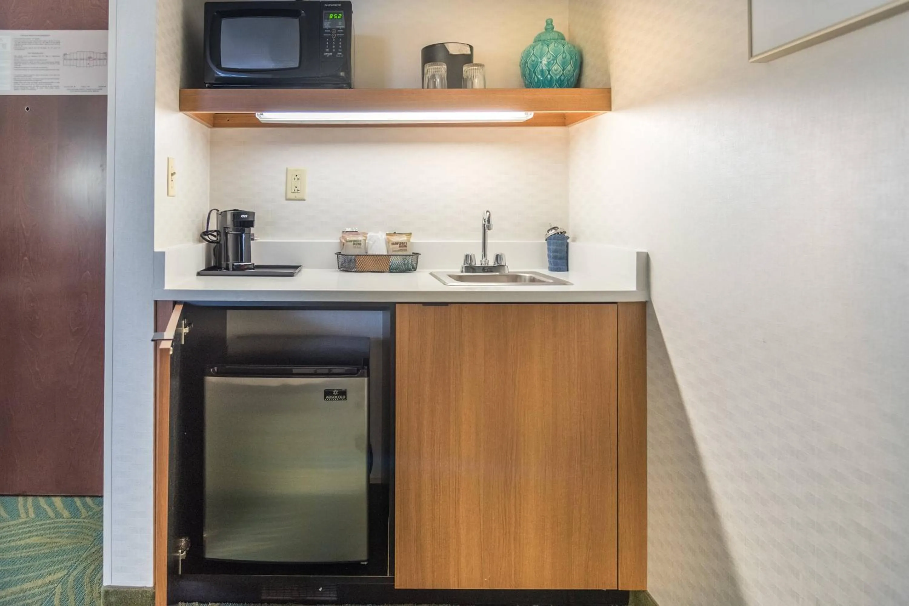 Kitchen or kitchenette in SpringHill Suites by Marriott Chicago Southwest at Burr Ridge Hinsdale