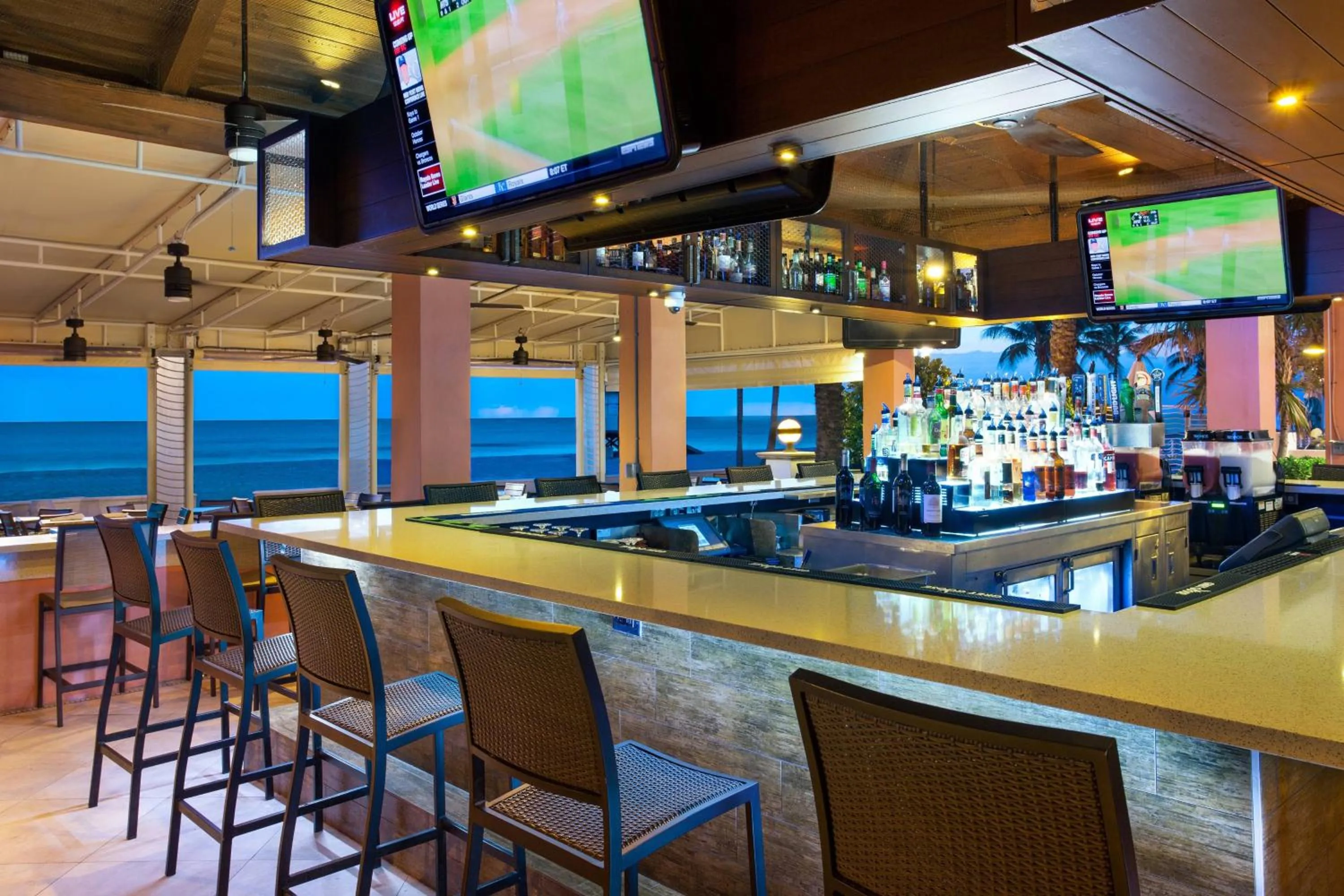 Lounge or bar in Hollywood Beach Marriott