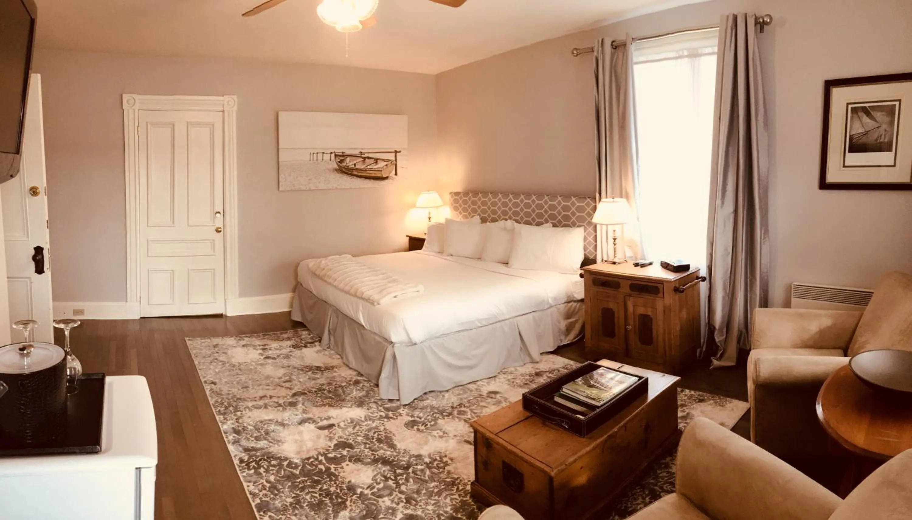 Photo of the whole room, Bed in Treadwell Inn